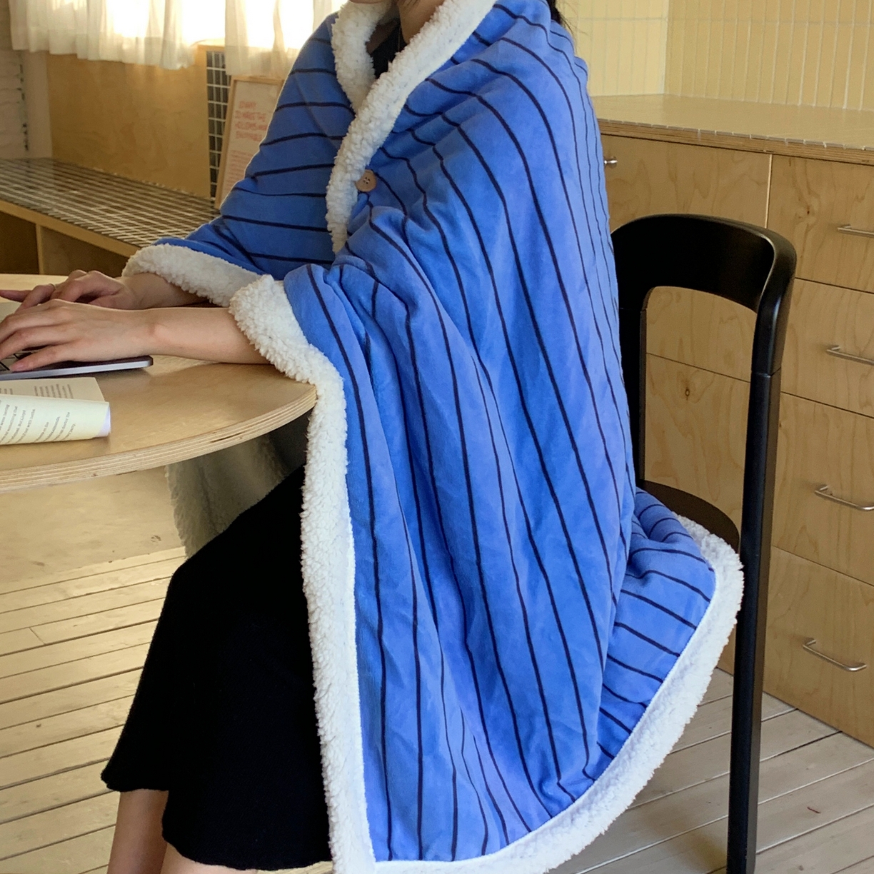 91家纺网 家纺一手货源 找家纺 桃喜 2025秋冬新款牛奶绒羊羔绒披肩毯条纹系列 冰岛蓝（羊羔绒披肩毯）