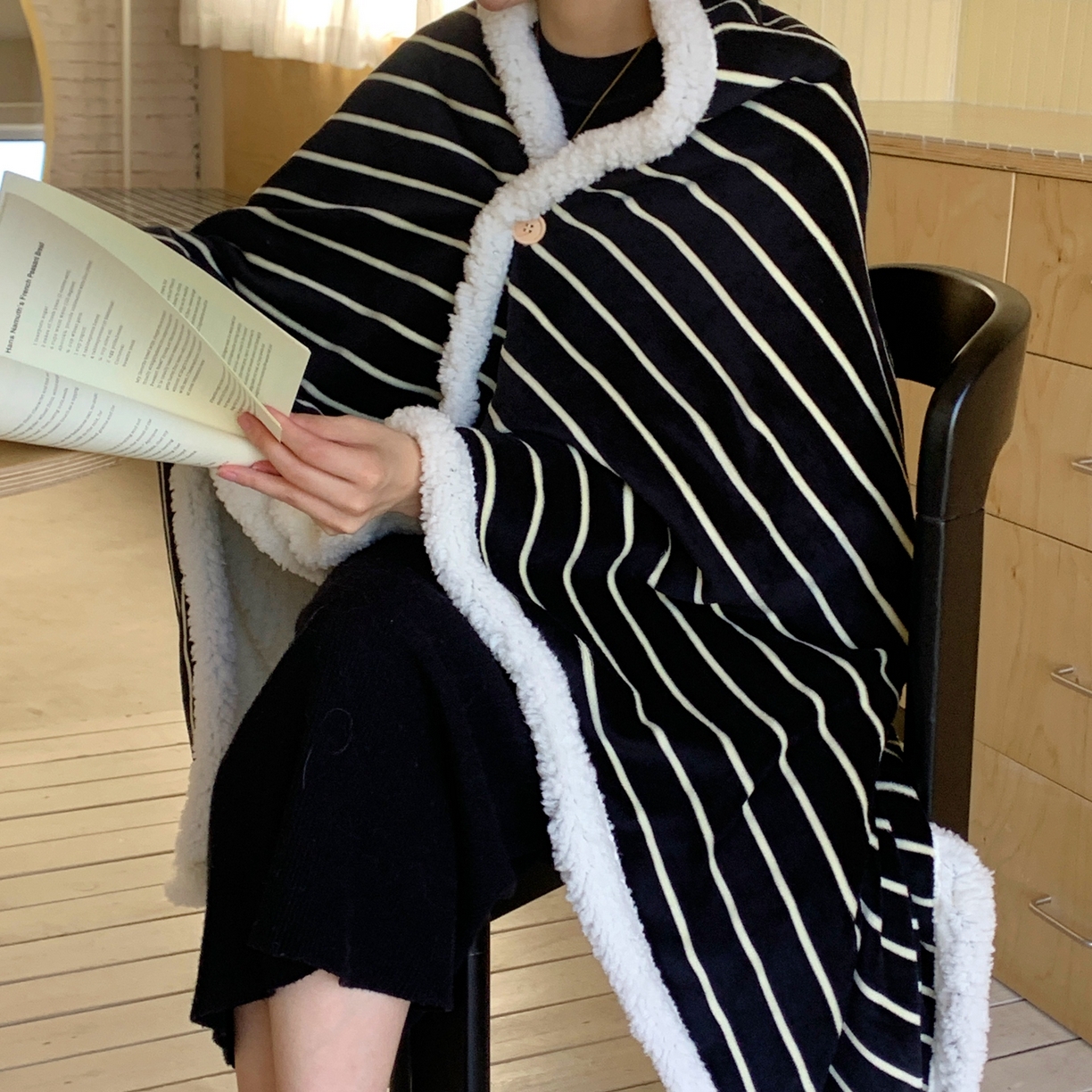 91家纺网 家纺一手货源 找家纺 桃喜 2025秋冬新款牛奶绒羊羔绒披肩毯条纹系列 复古黑白（羊羔绒披肩毯）