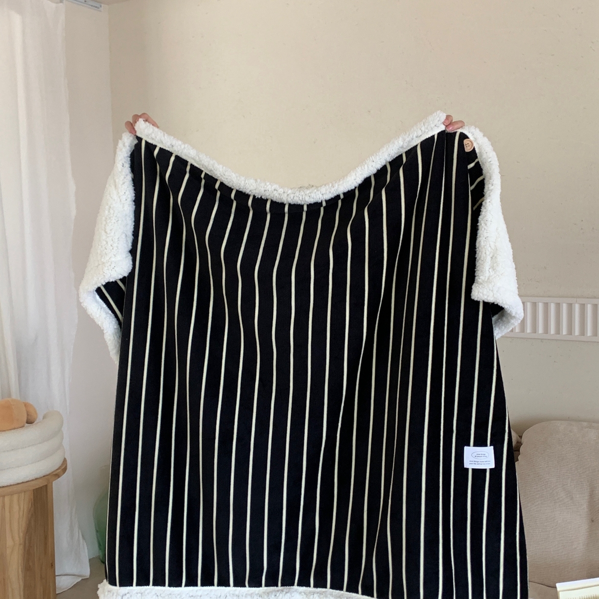 91家纺网 家纺一手货源 找家纺 桃喜 2025秋冬新款牛奶绒羊羔绒披肩毯条纹系列 复古黑白（羊羔绒披肩毯）