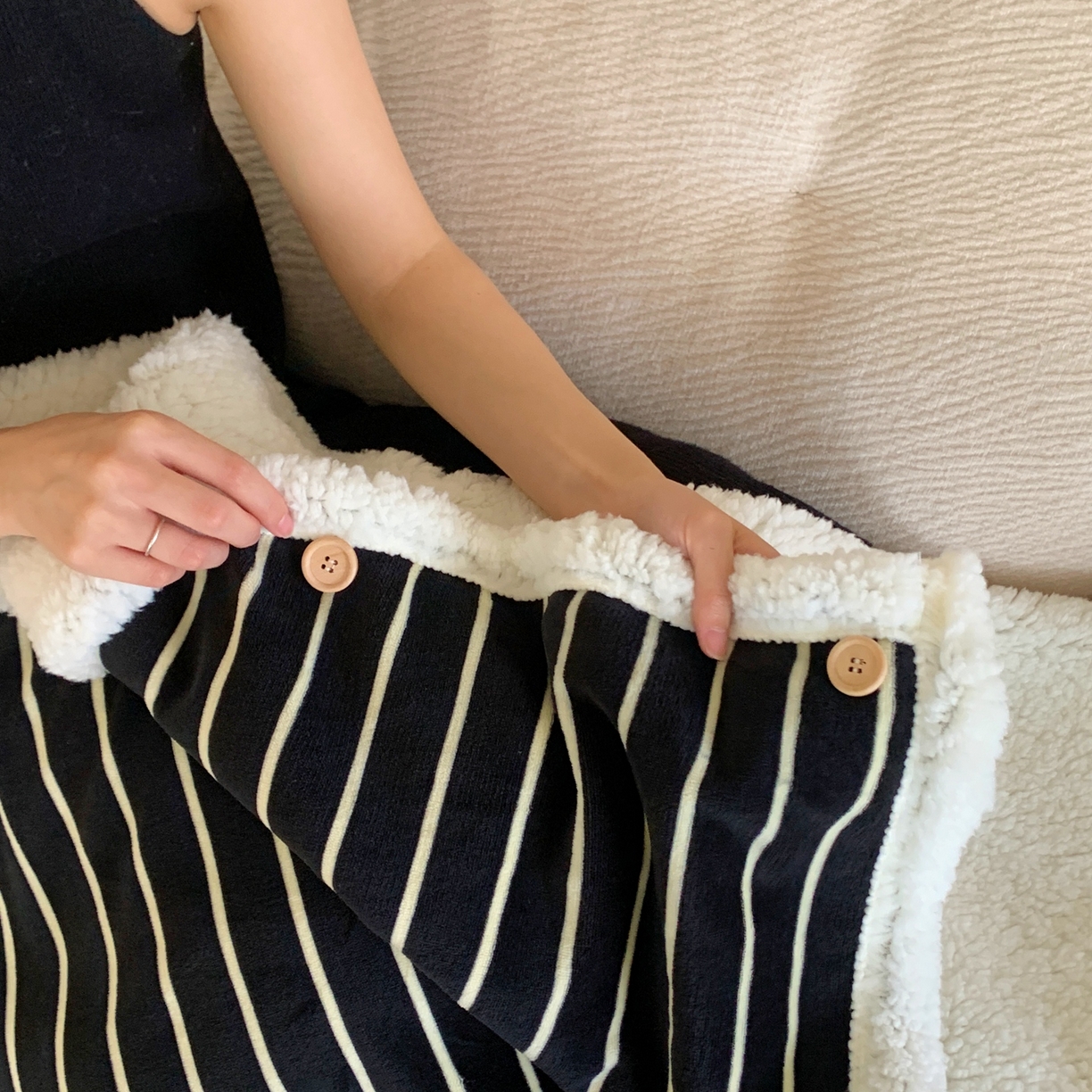 91家纺网 家纺一手货源 找家纺 桃喜 2025秋冬新款牛奶绒羊羔绒披肩毯条纹系列 复古黑白（羊羔绒披肩毯）