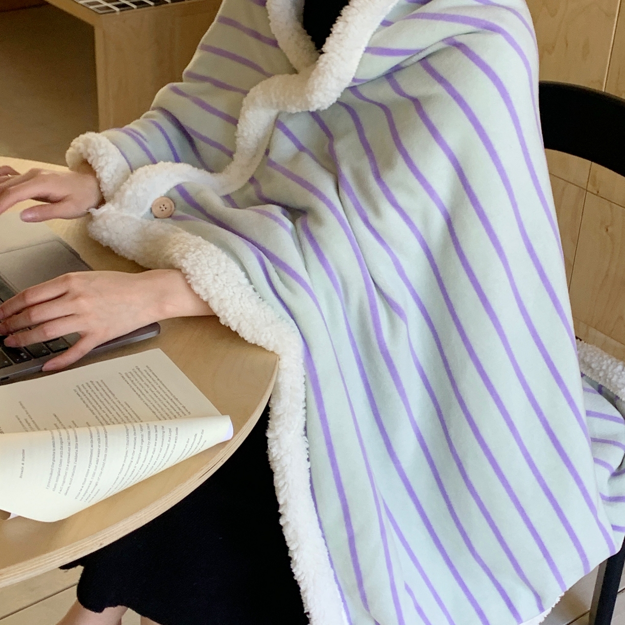 91家纺网 家纺一手货源 找家纺 桃喜 2025秋冬新款牛奶绒羊羔绒披肩毯条纹系列 青缇葡萄（羊羔绒披肩毯）