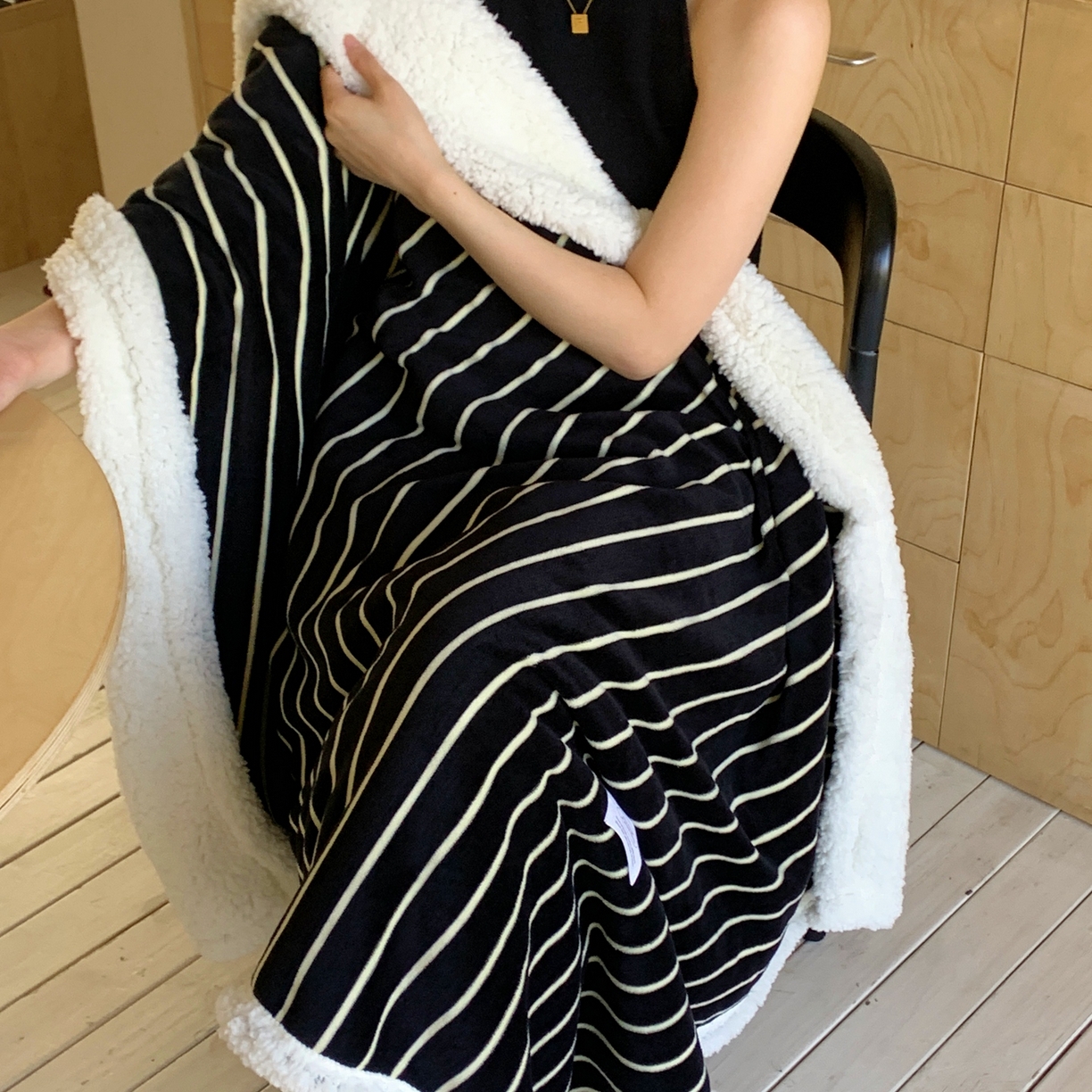 91家纺网 家纺一手货源 找家纺 桃喜 2025秋冬新款牛奶绒羊羔绒披肩毯条纹系列 复古黑白（羊羔绒披肩毯）