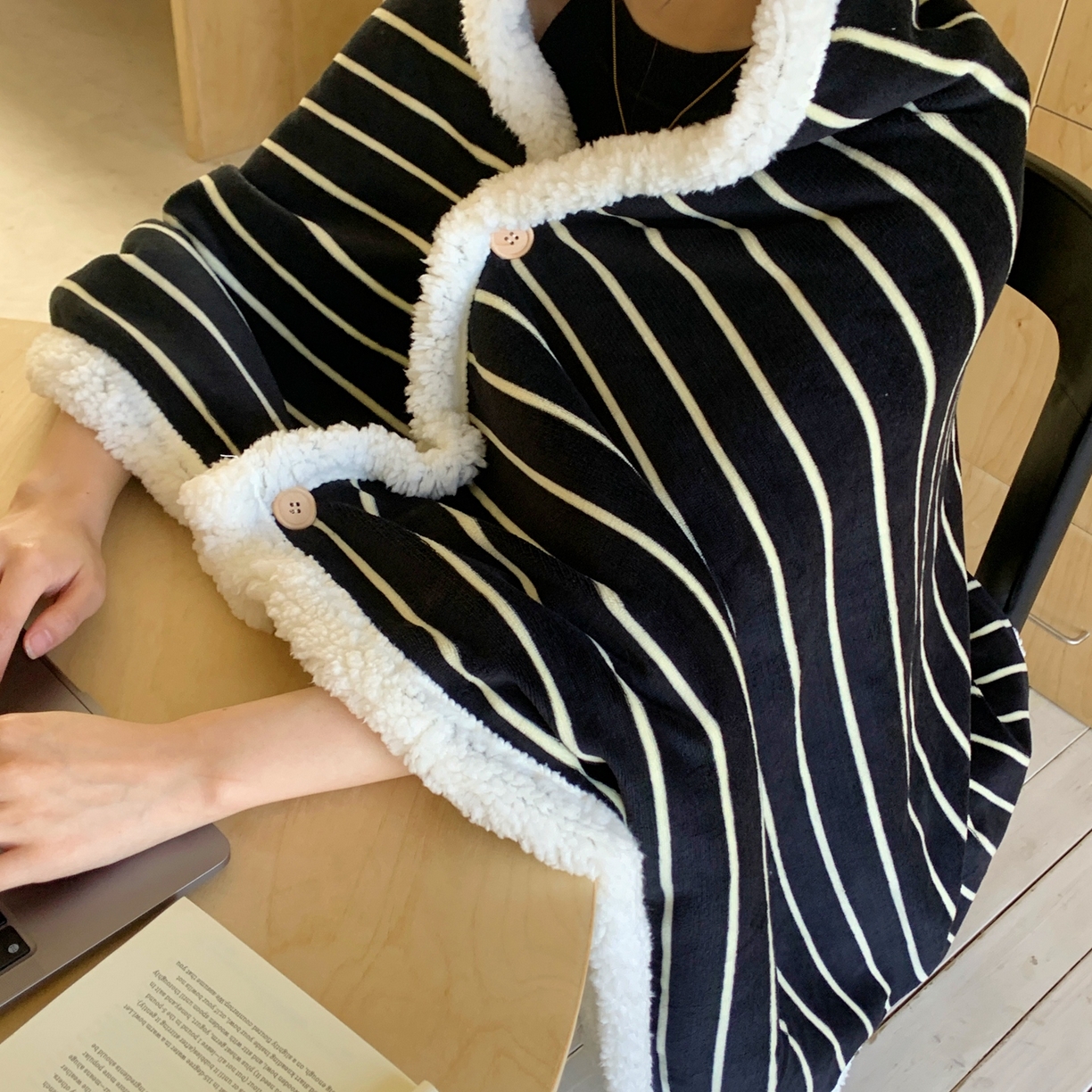 91家纺网 家纺一手货源 找家纺 桃喜 2025秋冬新款牛奶绒羊羔绒披肩毯条纹系列 复古黑白（羊羔绒披肩毯）