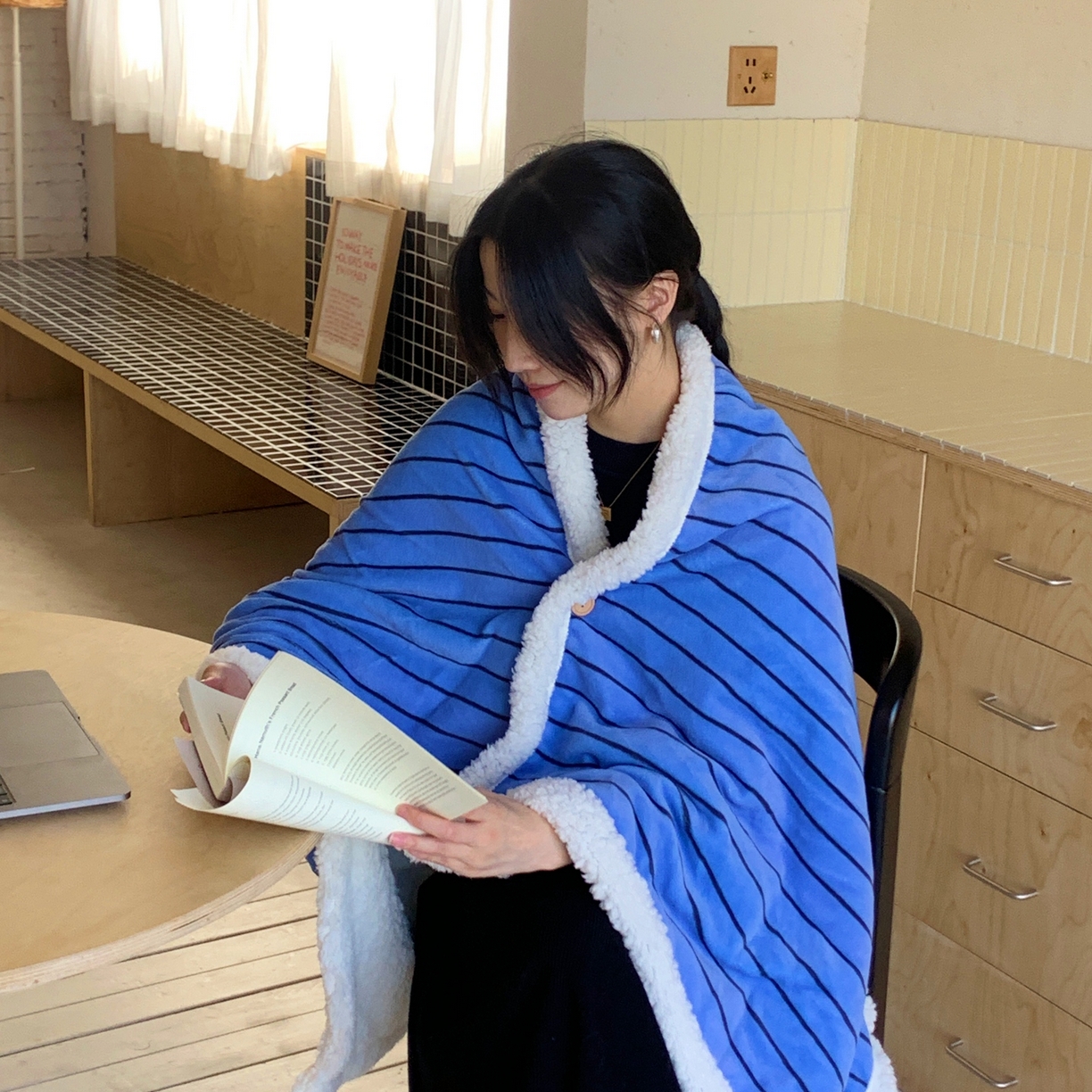 91家纺网 家纺一手货源 找家纺 桃喜 2025秋冬新款牛奶绒羊羔绒披肩毯条纹系列 冰岛蓝（羊羔绒披肩毯）