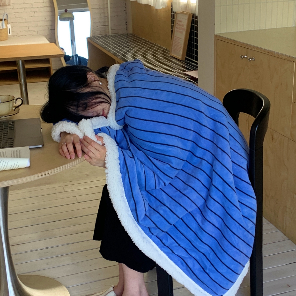 91家纺网 家纺一手货源 找家纺 桃喜 2025秋冬新款牛奶绒羊羔绒披肩毯条纹系列 冰岛蓝（羊羔绒披肩毯）