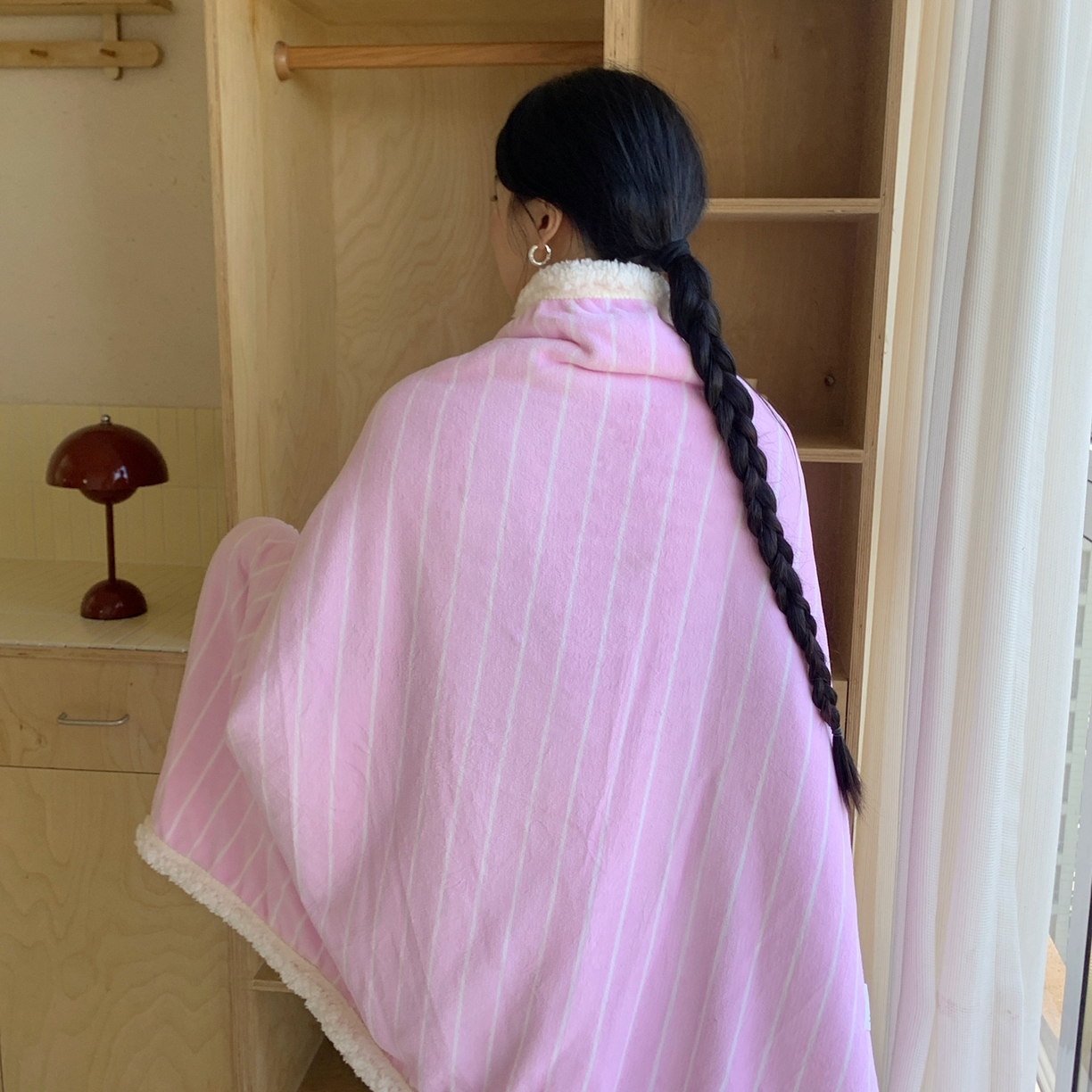 91家纺网 家纺一手货源 找家纺 桃喜 2025秋冬新款牛奶绒羊羔绒披肩毯条纹系列 莓莓粉（羊羔绒披肩毯）
