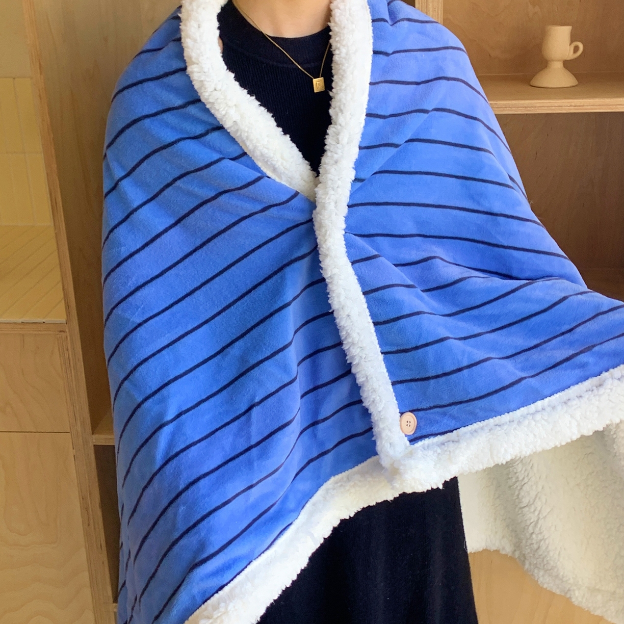 91家纺网 家纺一手货源 找家纺 桃喜 2025秋冬新款牛奶绒羊羔绒披肩毯条纹系列 冰岛蓝（羊羔绒披肩毯）