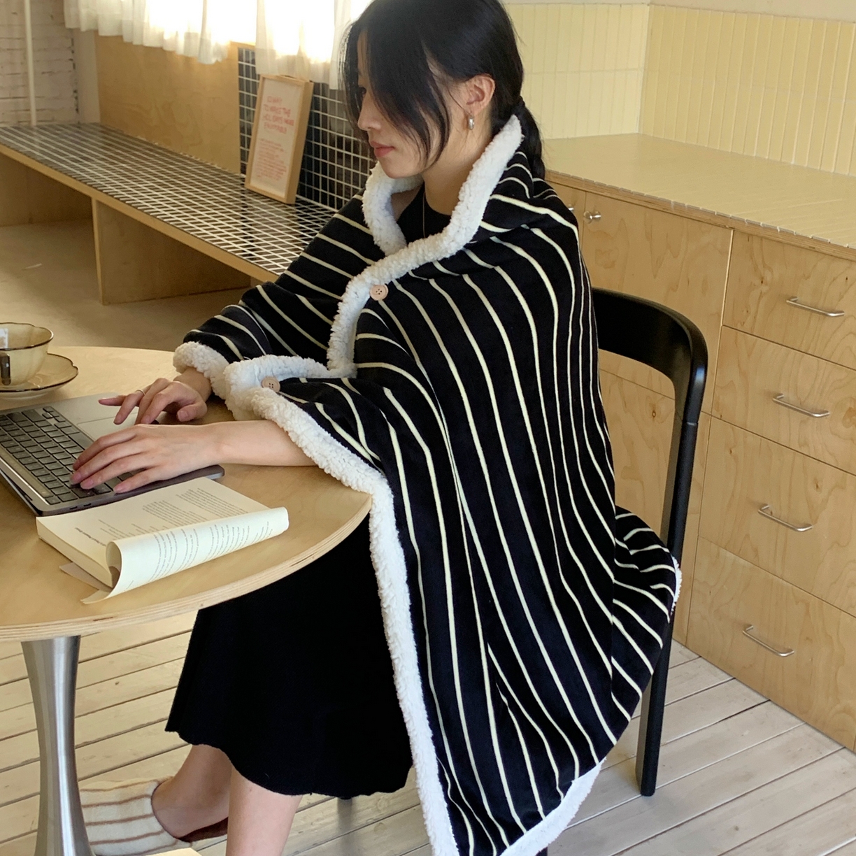 91家纺网 家纺一手货源 找家纺 桃喜 2025秋冬新款牛奶绒羊羔绒披肩毯条纹系列 复古黑白（羊羔绒披肩毯）