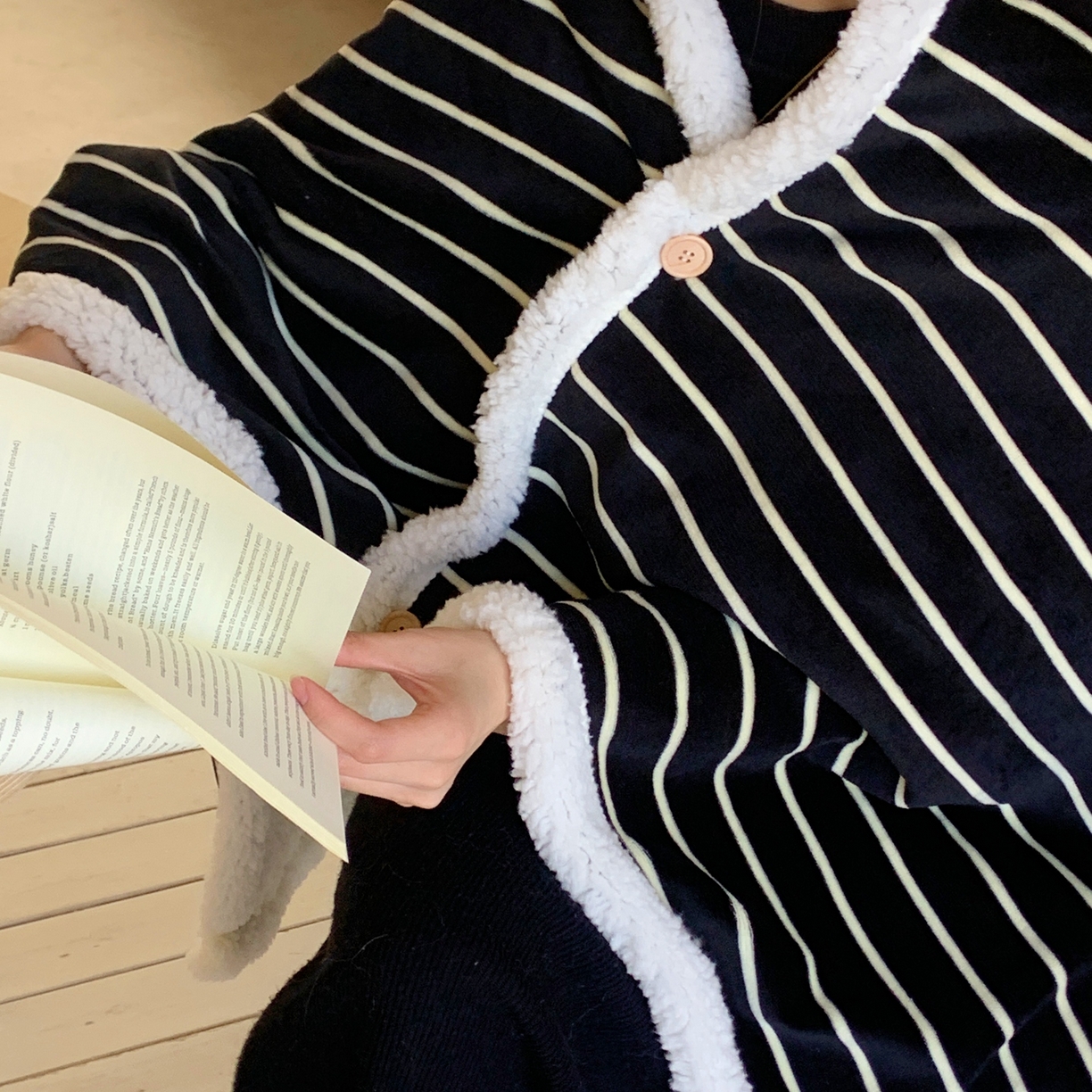 91家纺网 家纺一手货源 找家纺 桃喜 2025秋冬新款牛奶绒羊羔绒披肩毯条纹系列 复古黑白（羊羔绒披肩毯）