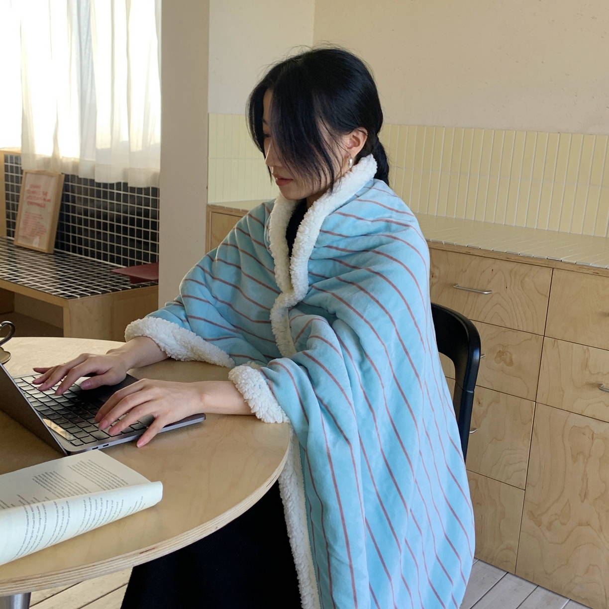 91家纺网 家纺一手货源 找家纺 桃喜 2025秋冬新款牛奶绒羊羔绒披肩毯条纹系列 暮光森林（羊羔绒披肩毯）