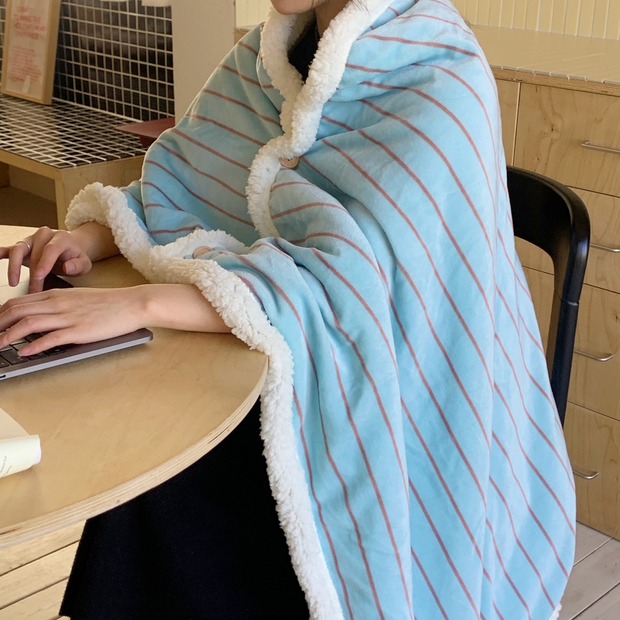 91家纺网 家纺一手货源 找家纺 桃喜 2025秋冬新款牛奶绒羊羔绒披肩毯条纹系列 暮光森林（羊羔绒披肩毯）