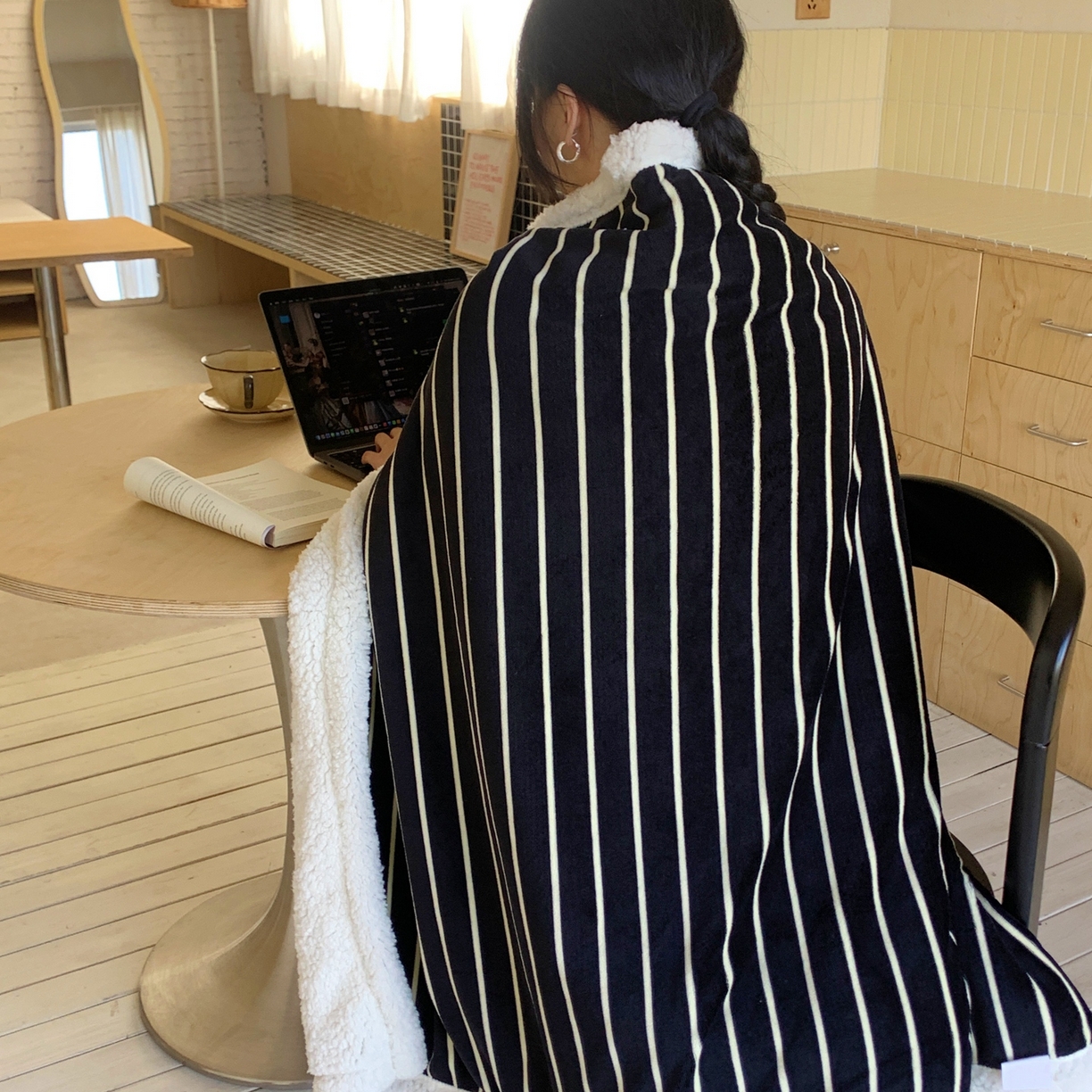 91家纺网 家纺一手货源 找家纺 桃喜 2025秋冬新款牛奶绒羊羔绒披肩毯条纹系列 复古黑白（羊羔绒披肩毯）