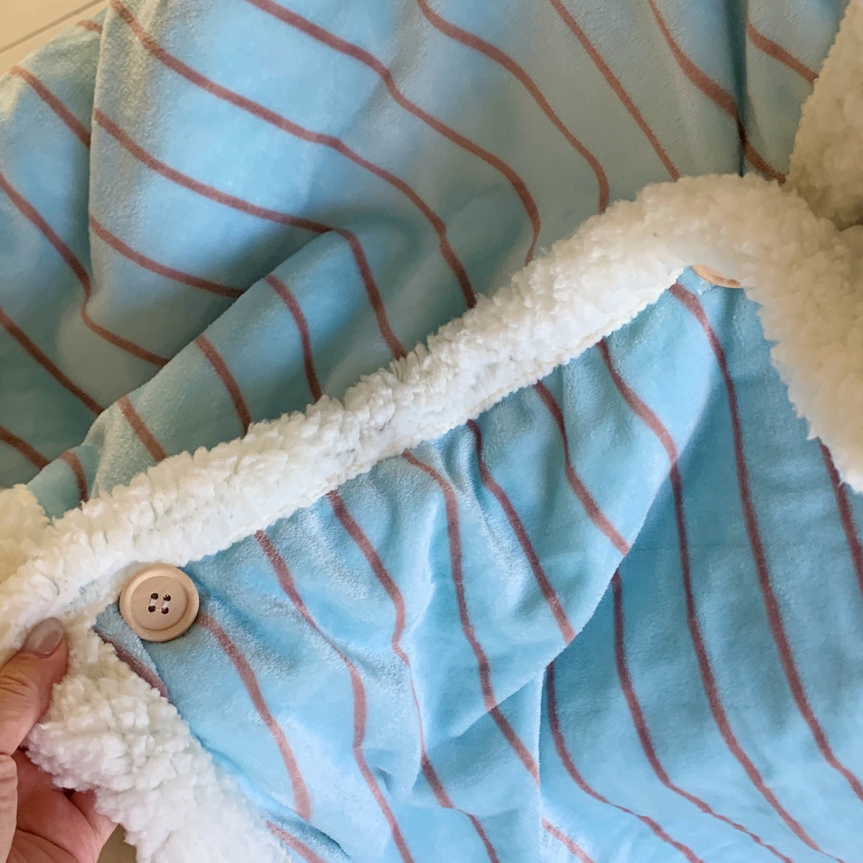 91家纺网 家纺一手货源 找家纺 桃喜 2025秋冬新款牛奶绒羊羔绒披肩毯条纹系列 暮光森林（羊羔绒披肩毯）