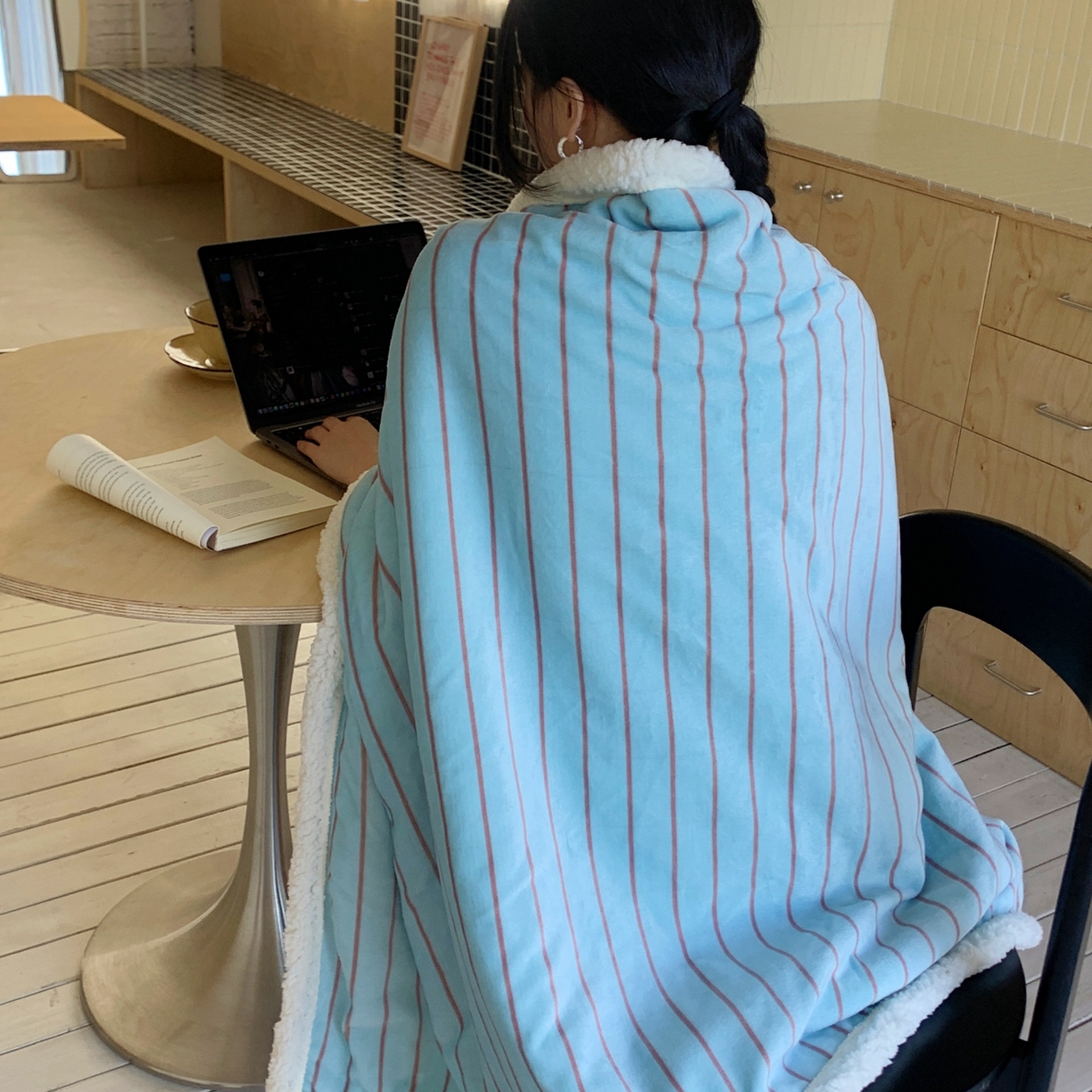 91家纺网 家纺一手货源 找家纺 桃喜 2025秋冬新款牛奶绒羊羔绒披肩毯条纹系列 暮光森林（羊羔绒披肩毯）