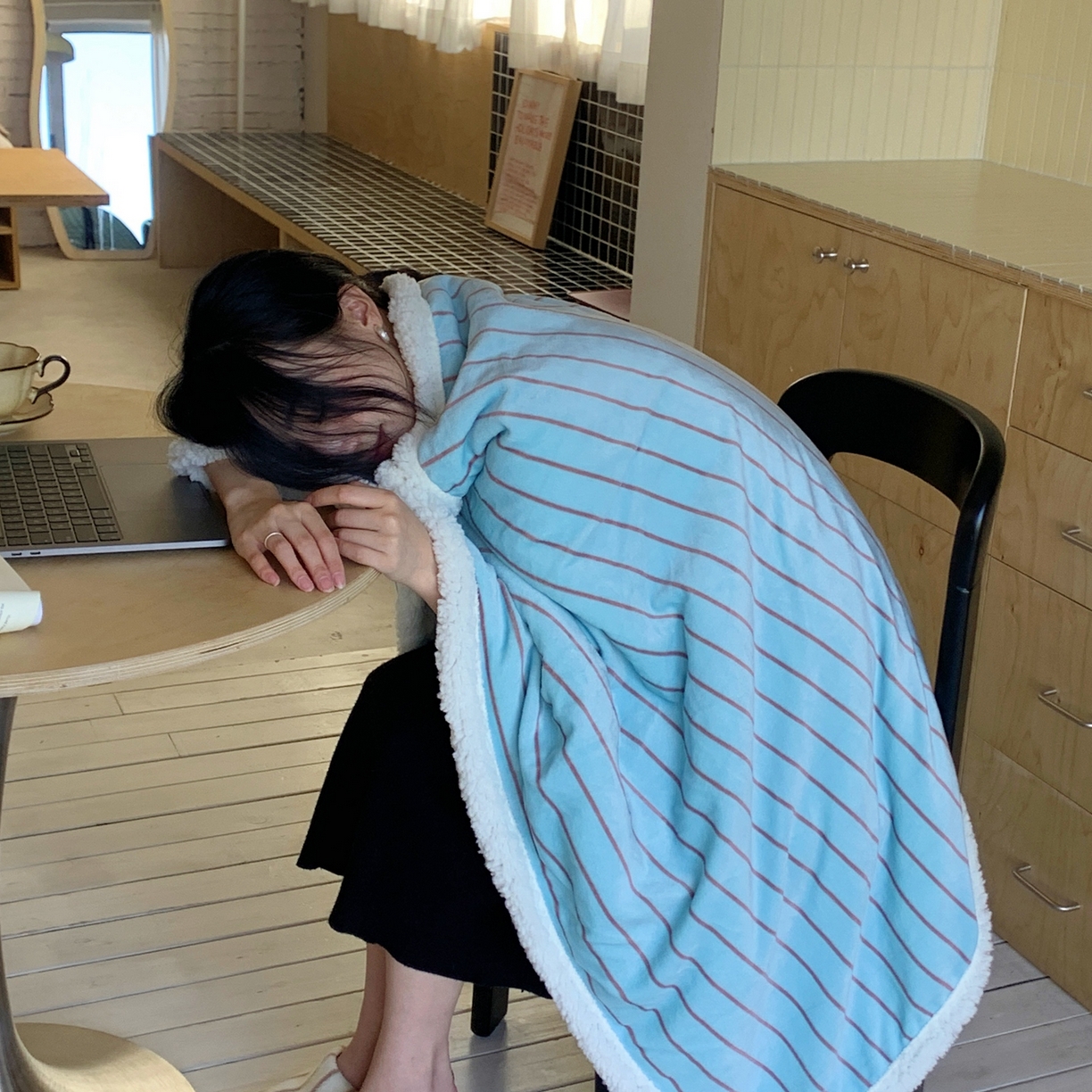 91家纺网 家纺一手货源 找家纺 桃喜 2025秋冬新款牛奶绒羊羔绒披肩毯条纹系列 暮光森林（羊羔绒披肩毯）