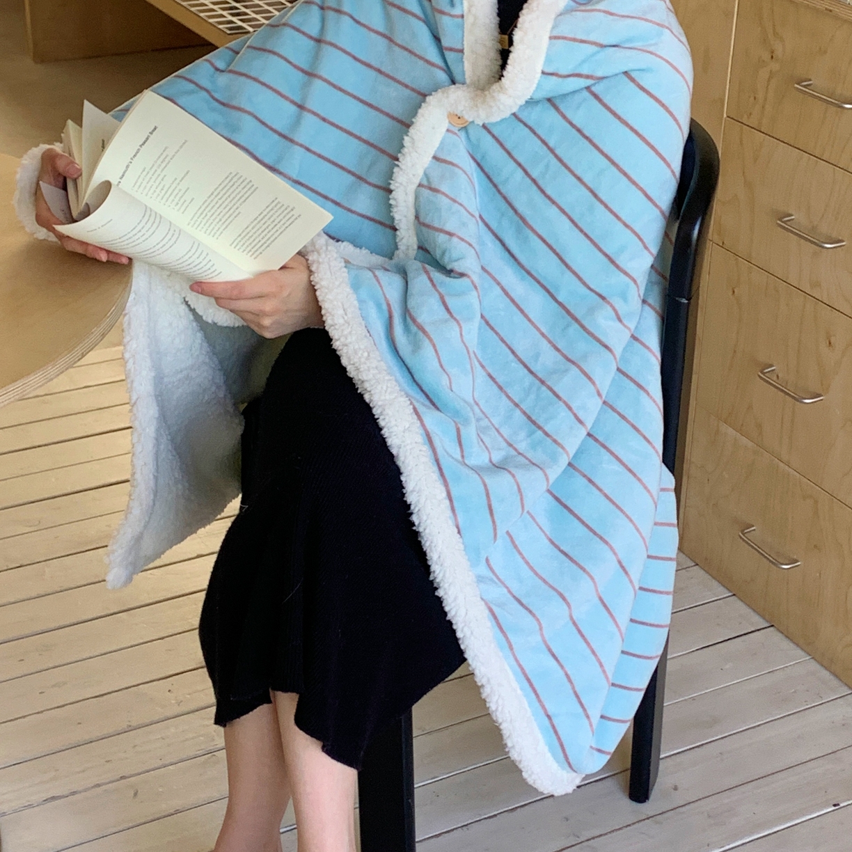 91家纺网 家纺一手货源 找家纺 桃喜 2025秋冬新款牛奶绒羊羔绒披肩毯条纹系列 暮光森林（羊羔绒披肩毯）