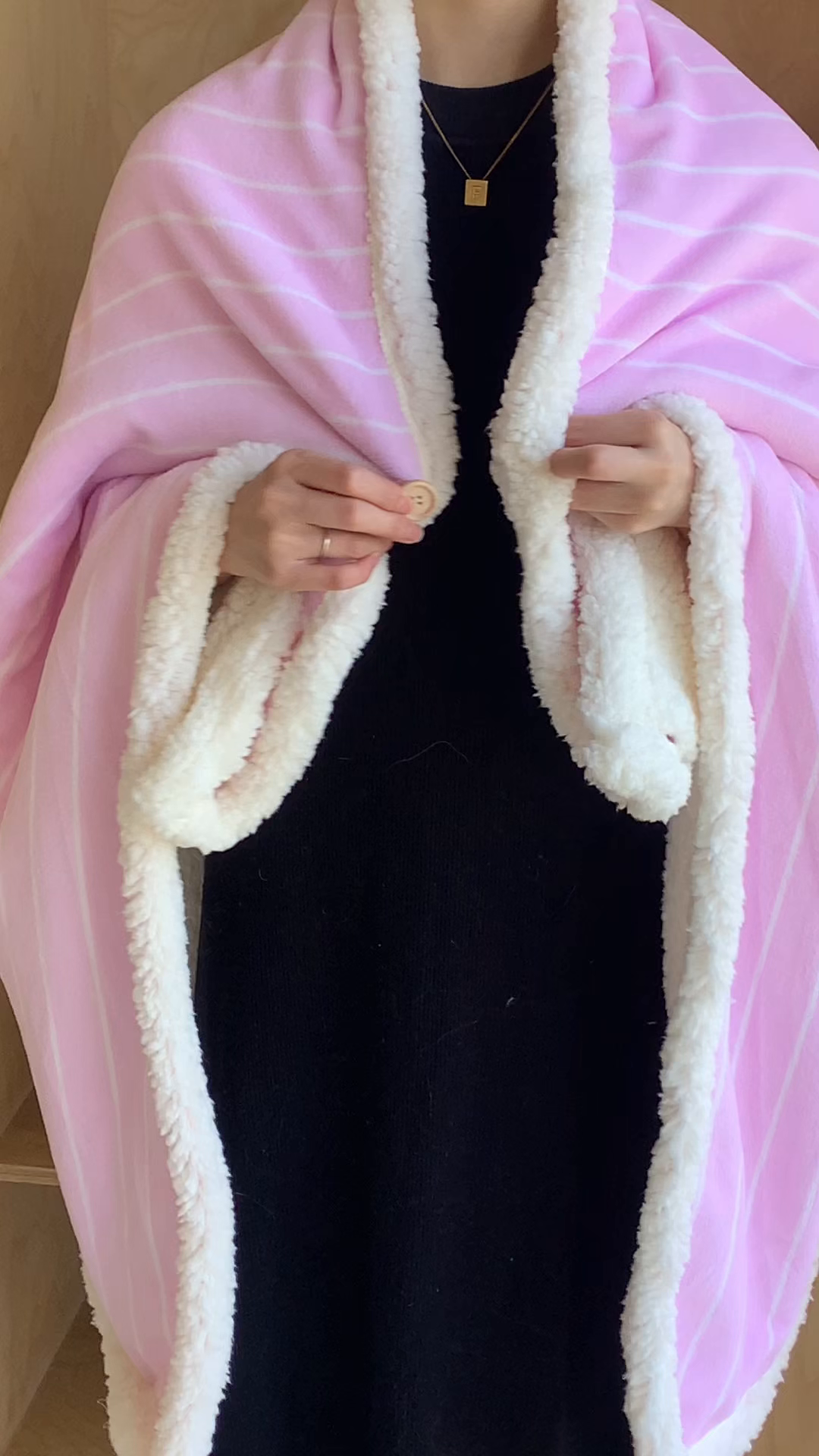 91家纺网 家纺一手货源 找家纺 桃喜 2025秋冬新款牛奶绒羊羔绒披肩毯条纹系列 莓莓粉（羊羔绒披肩毯）