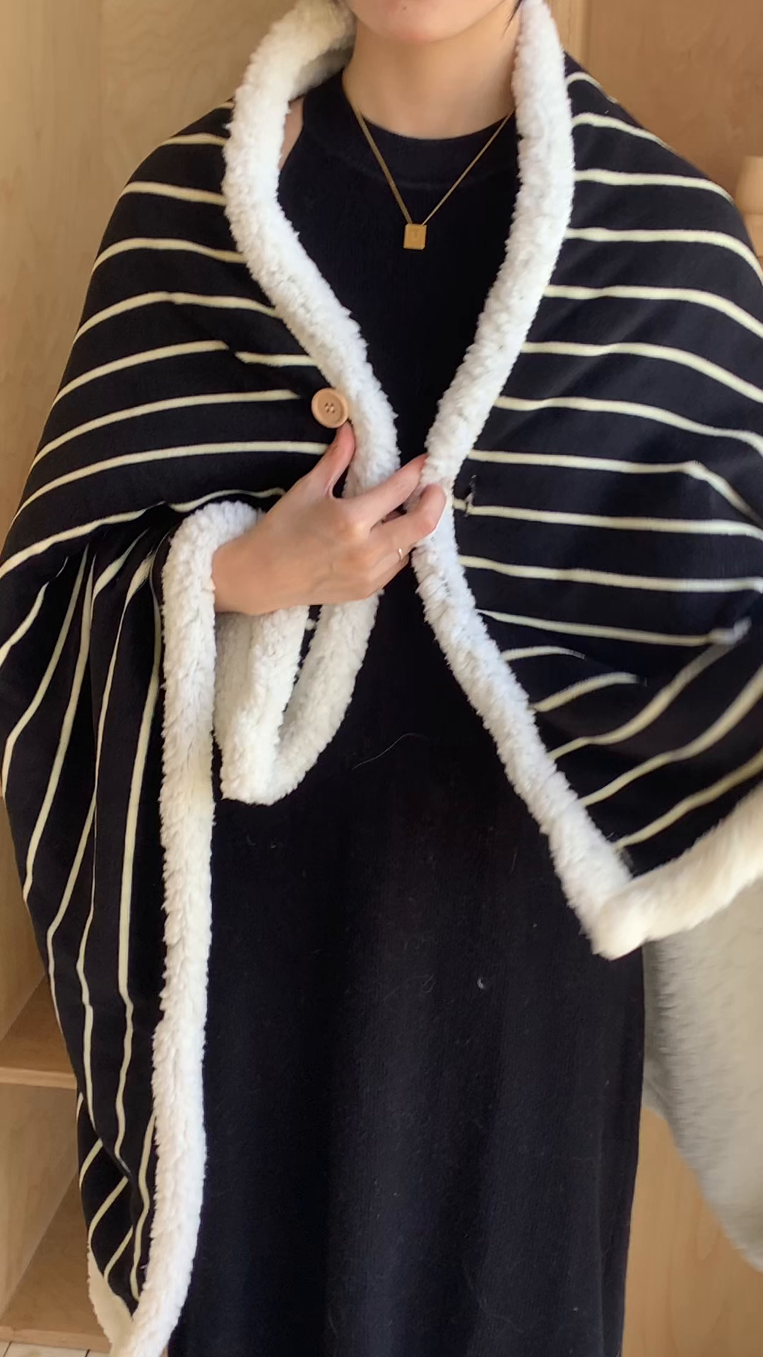 91家纺网 家纺一手货源 找家纺 桃喜 2025秋冬新款牛奶绒羊羔绒披肩毯条纹系列 复古黑白（羊羔绒披肩毯）