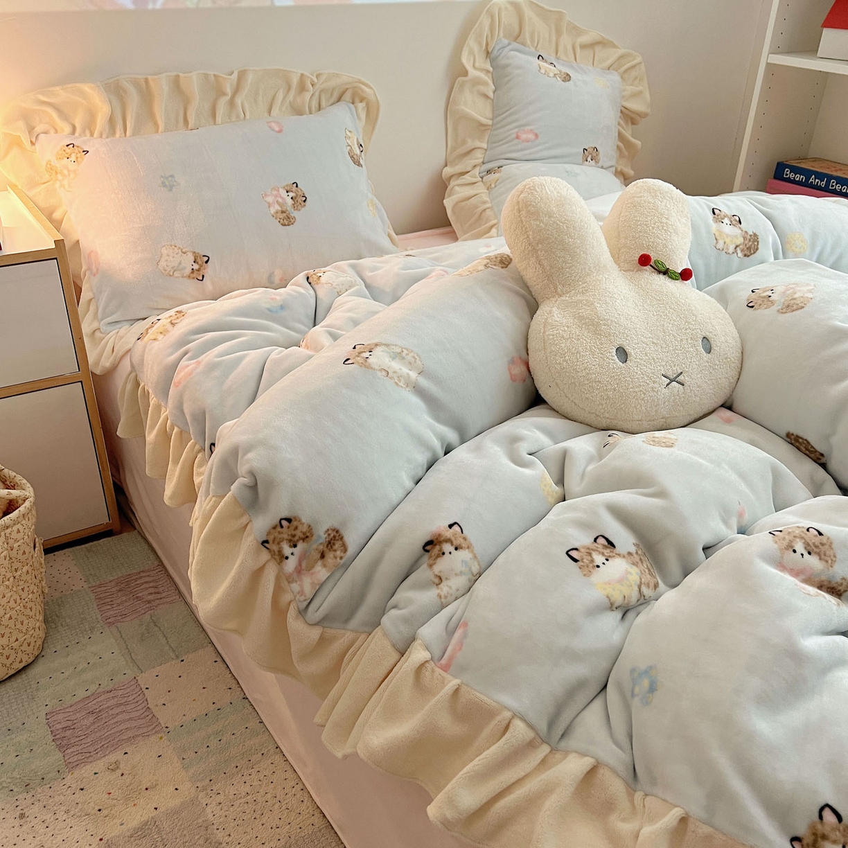 91家纺网 家纺一手货源 找家纺 桃喜 2025新款牛奶绒卡通花边款四件套 蓝色布偶猫花边款