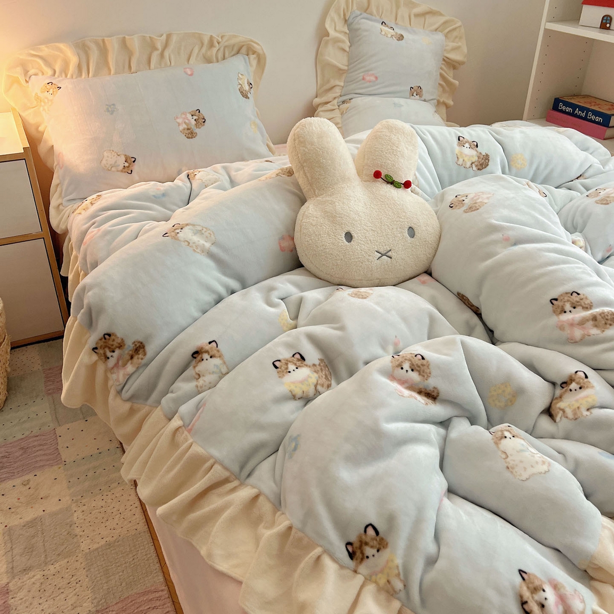 91家纺网 家纺一手货源 找家纺 桃喜 2025新款牛奶绒卡通花边款四件套 蓝色布偶猫花边款