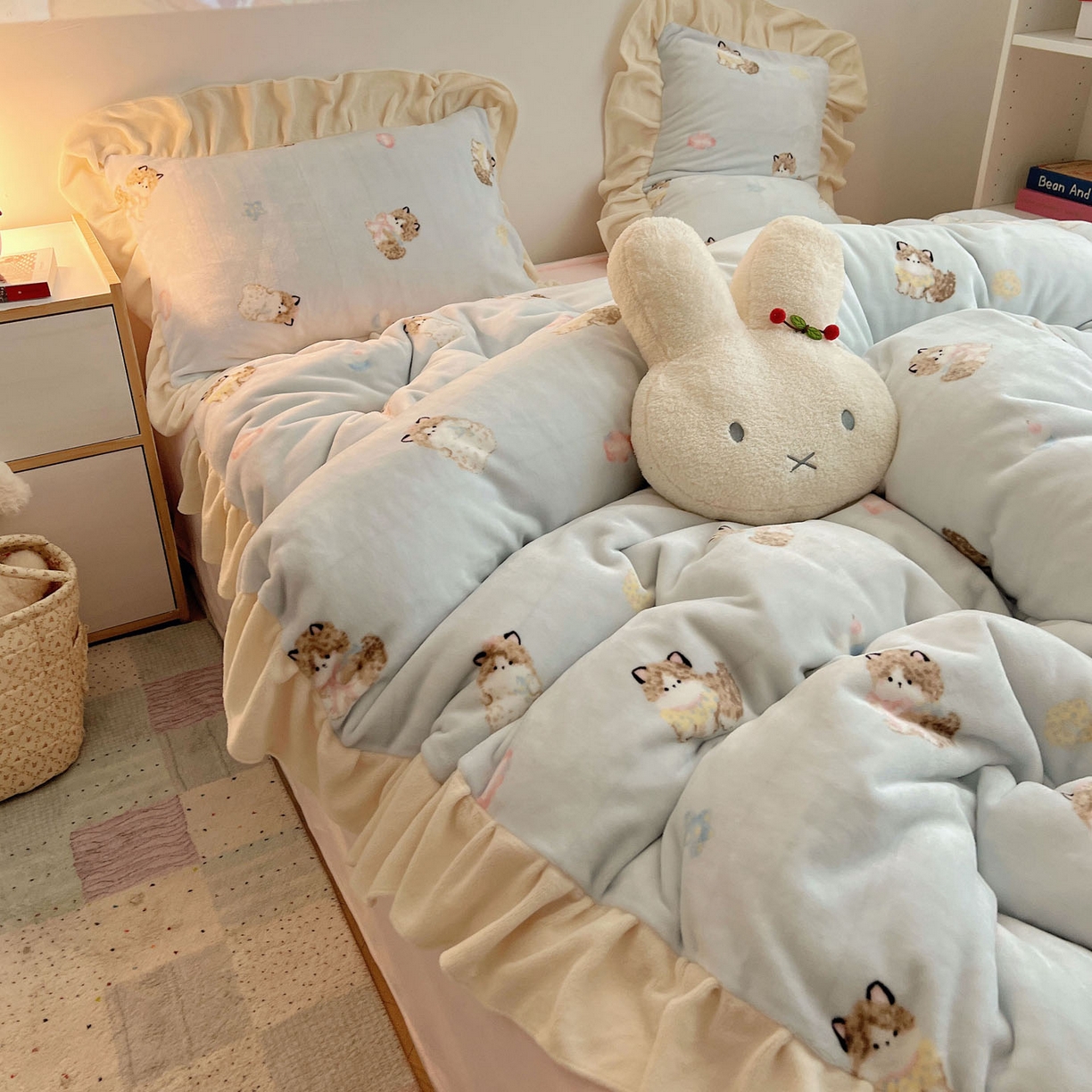 91家纺网 家纺一手货源 找家纺 桃喜 2025新款牛奶绒卡通花边款四件套 蓝色布偶猫花边款