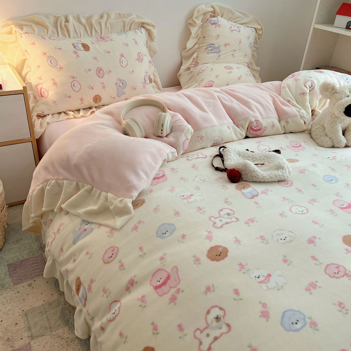 91家纺网 家纺一手货源 找家纺 桃喜 2025新款牛奶绒卡通花边款四件套 狗狗聚会花边款