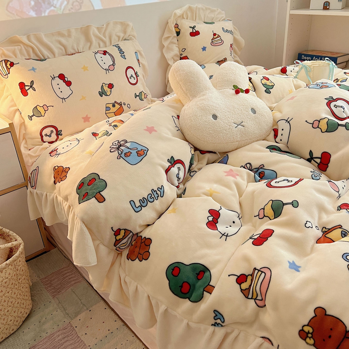 91家纺网 家纺一手货源 找家纺 桃喜 2025新款牛奶绒卡通花边款四件套 涂鸦猫猫花边款