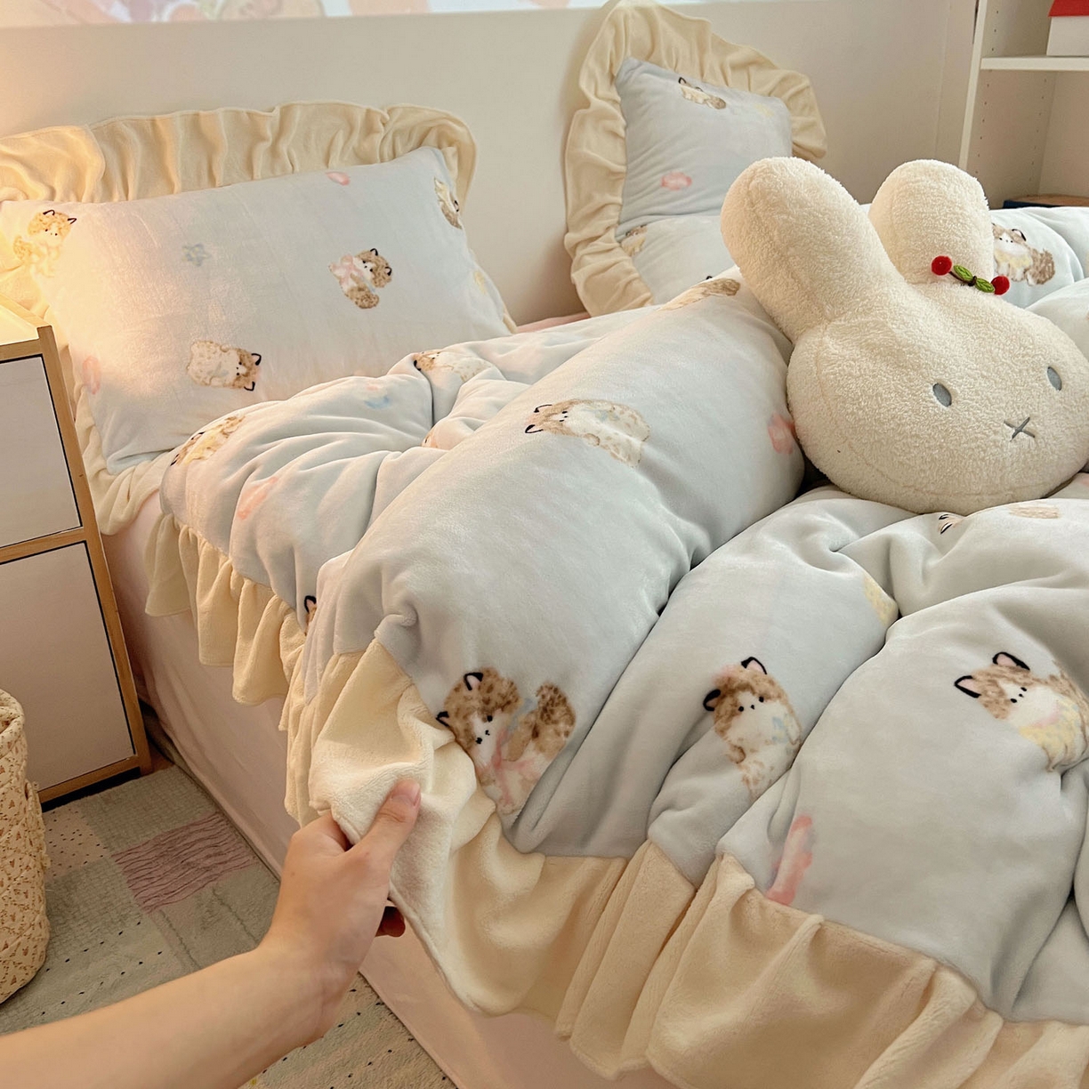 91家纺网 家纺一手货源 找家纺 桃喜 2025新款牛奶绒卡通花边款四件套 蓝色布偶猫花边款