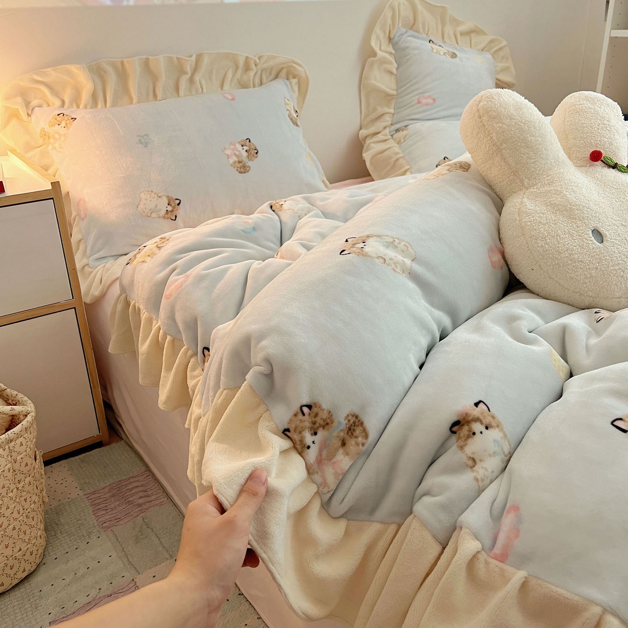 91家纺网 家纺一手货源 找家纺 桃喜 2025新款牛奶绒卡通花边款四件套 蓝色布偶猫花边款