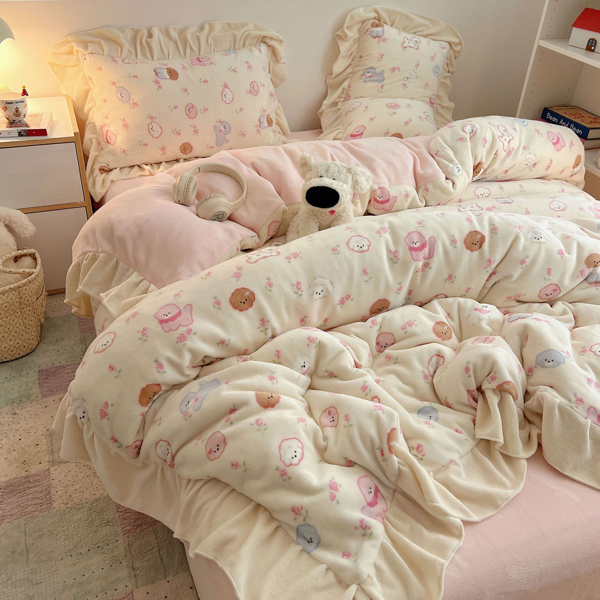 91家纺网 家纺一手货源 找家纺 桃喜 2025新款牛奶绒卡通花边款四件套 狗狗聚会花边款