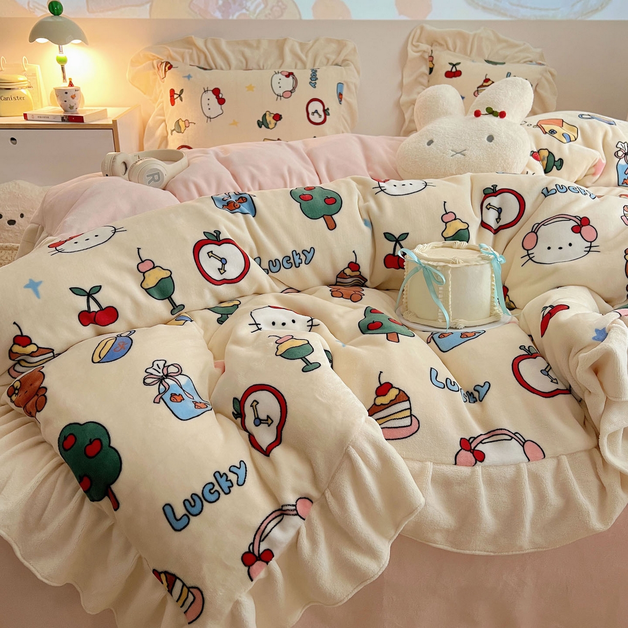 91家纺网 家纺一手货源 找家纺 桃喜 2025新款牛奶绒卡通花边款四件套 涂鸦猫猫花边款