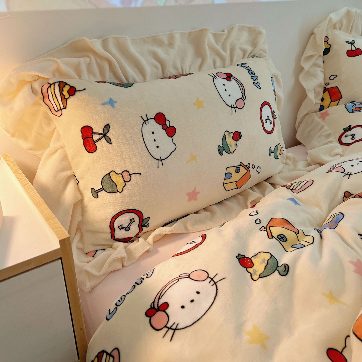 91家纺网 家纺一手货源 找家纺 桃喜 2025新款牛奶绒卡通花边款四件套 涂鸦猫猫花边款