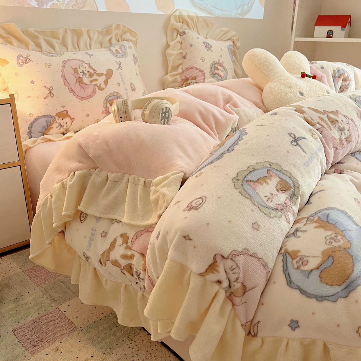 91家纺网 家纺一手货源 找家纺 桃喜 2025新款牛奶绒卡通花边款四件套 元气小猫花边款