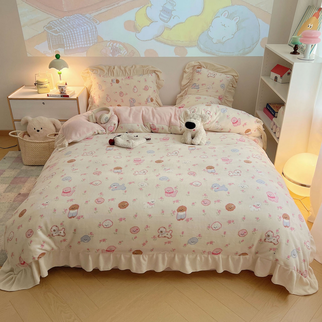 91家纺网 家纺一手货源 找家纺 桃喜 2025新款牛奶绒卡通花边款四件套 狗狗聚会花边款