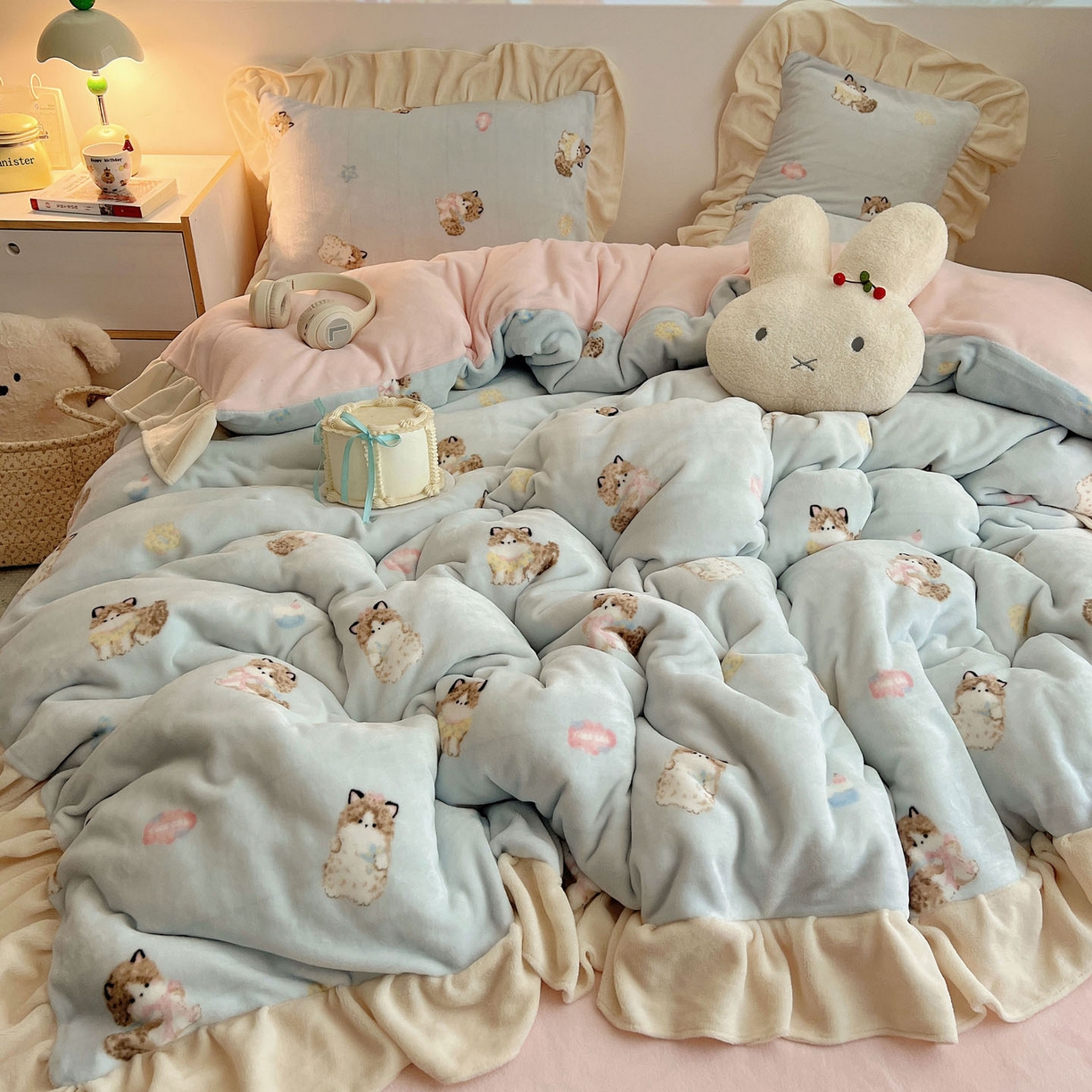 91家纺网 家纺一手货源 找家纺 桃喜 2025新款牛奶绒卡通花边款四件套 蓝色布偶猫花边款