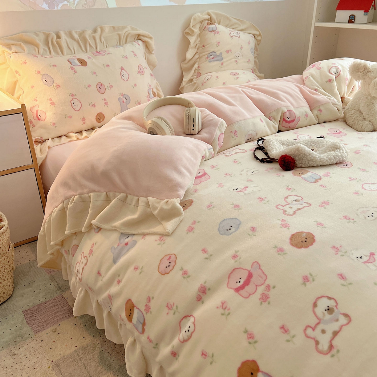 91家纺网 家纺一手货源 找家纺 桃喜 2025新款牛奶绒卡通花边款四件套 狗狗聚会花边款