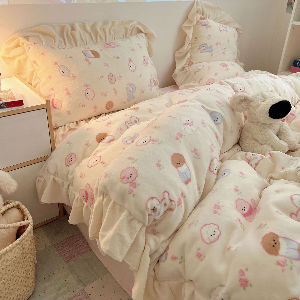 91家纺网 家纺一手货源 找家纺 桃喜 2025新款牛奶绒卡通花边款四件套 狗狗聚会花边款