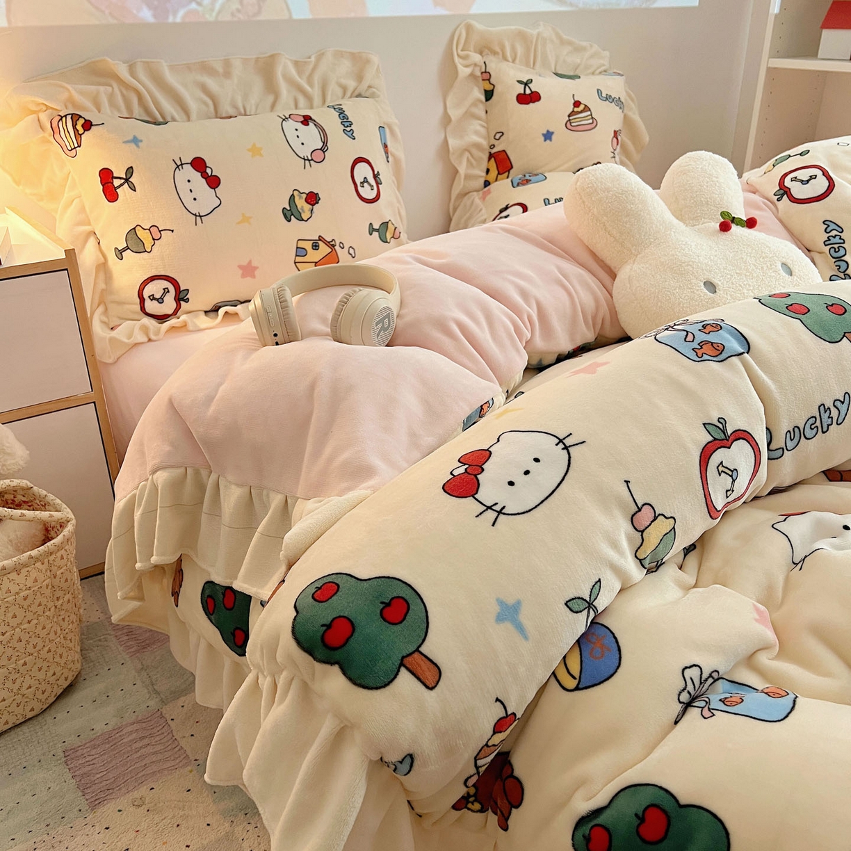 91家纺网 家纺一手货源 找家纺 桃喜 2025新款牛奶绒卡通花边款四件套 涂鸦猫猫花边款