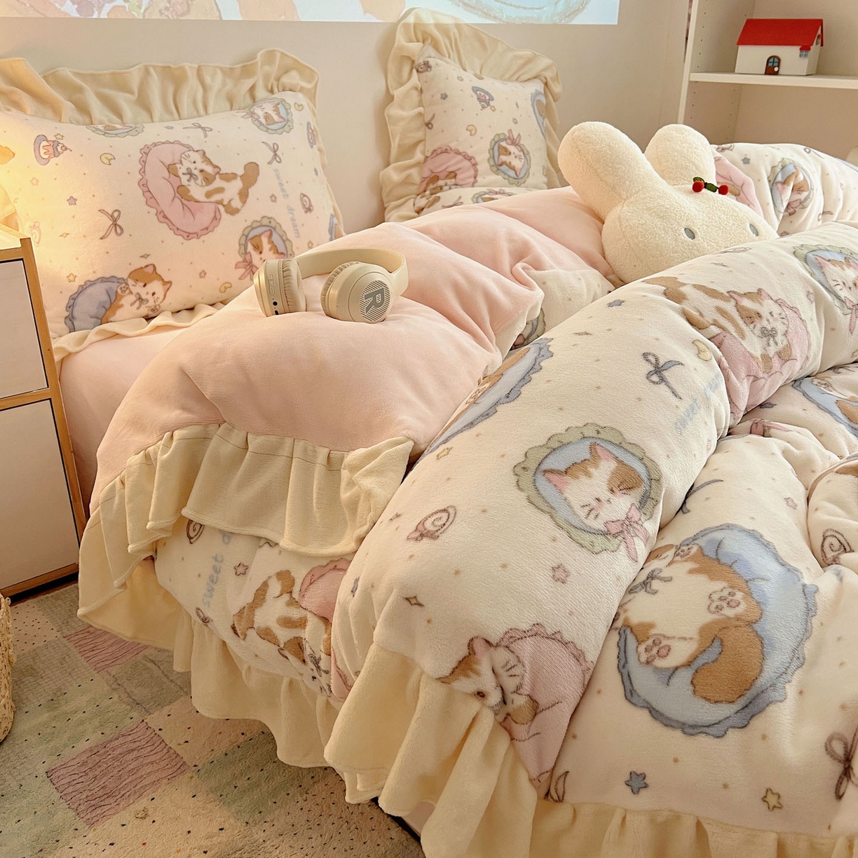 91家纺网 家纺一手货源 找家纺 桃喜 2025新款牛奶绒卡通花边款四件套 元气小猫花边款