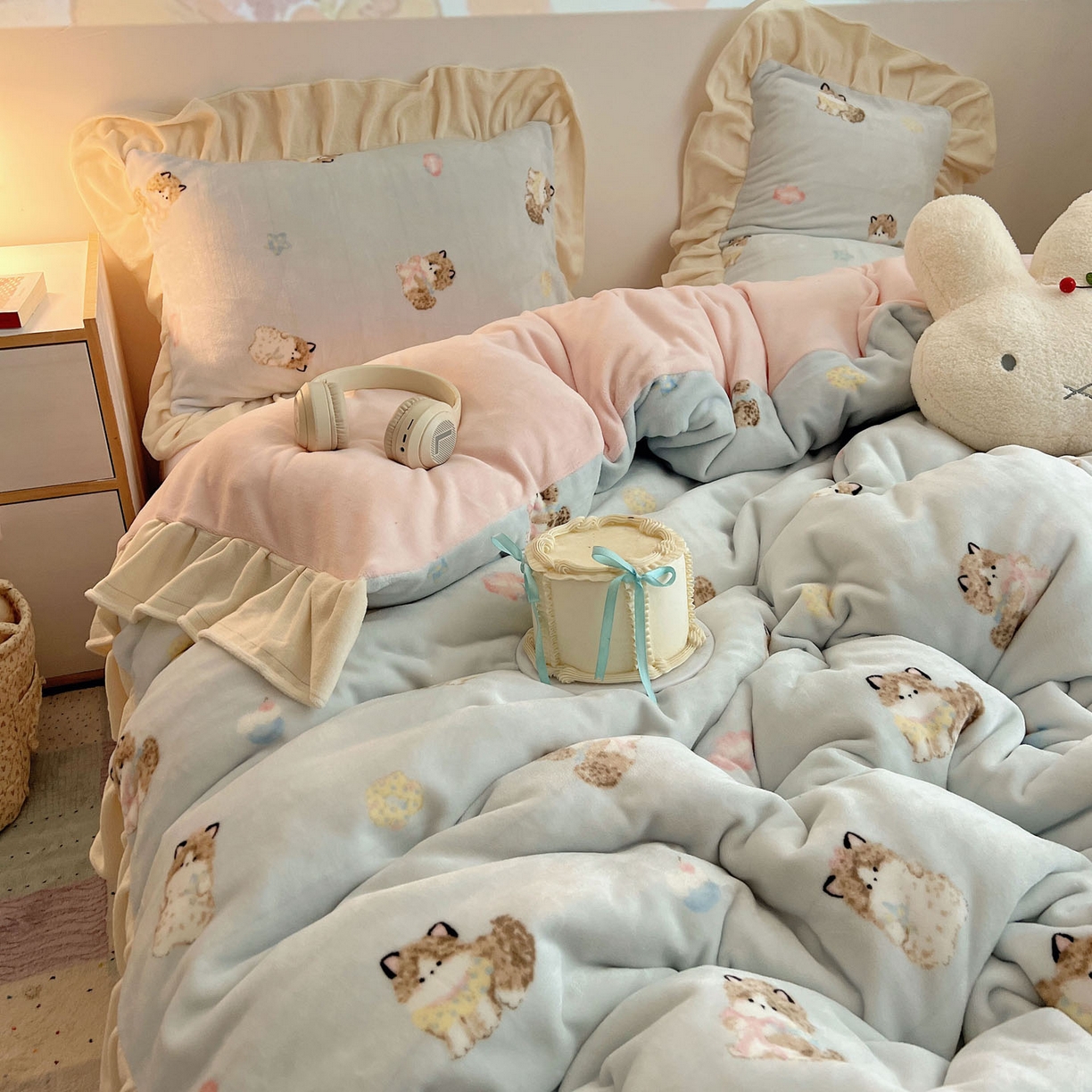 91家纺网 家纺一手货源 找家纺 桃喜 2025新款牛奶绒卡通花边款四件套 蓝色布偶猫花边款