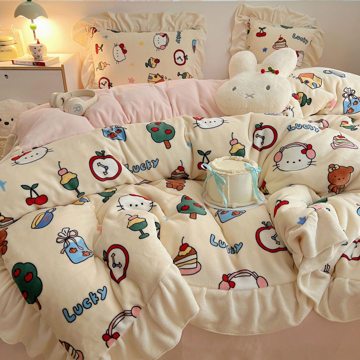91家纺网 家纺一手货源 找家纺 桃喜 2025新款牛奶绒卡通花边款四件套 涂鸦猫猫花边款
