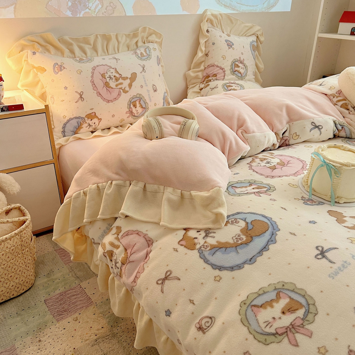 91家纺网 家纺一手货源 找家纺 桃喜 2025新款牛奶绒卡通花边款四件套 元气小猫花边款