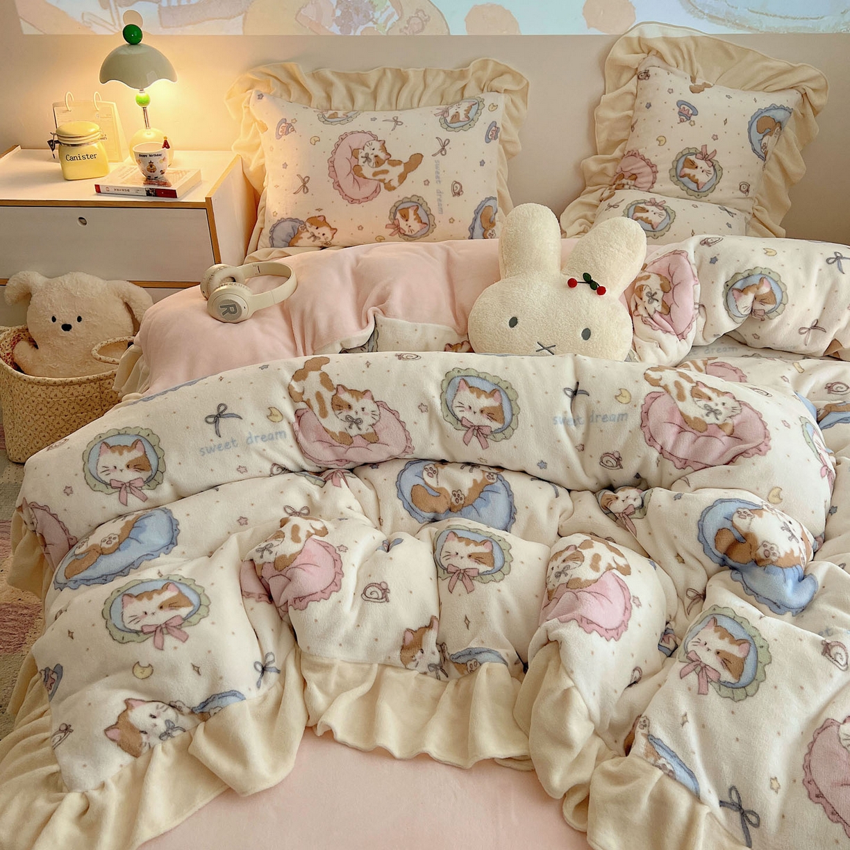 91家纺网 家纺一手货源 找家纺 桃喜 2025新款牛奶绒卡通花边款四件套 元气小猫花边款