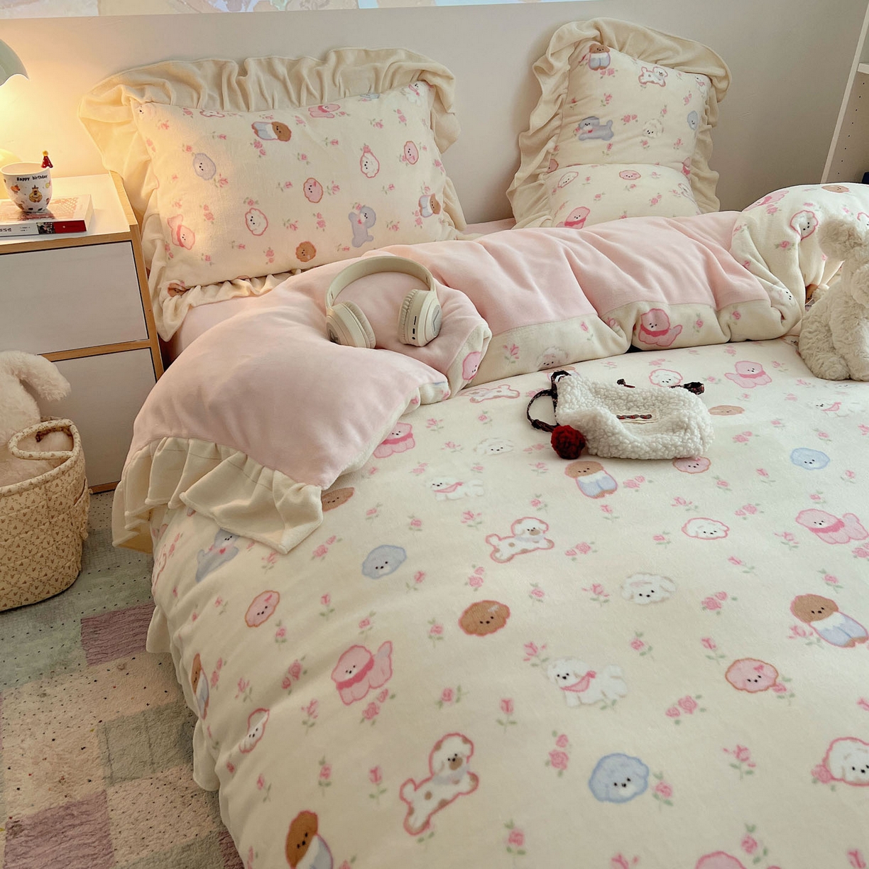 91家纺网 家纺一手货源 找家纺 桃喜 2025新款牛奶绒卡通花边款四件套 狗狗聚会花边款