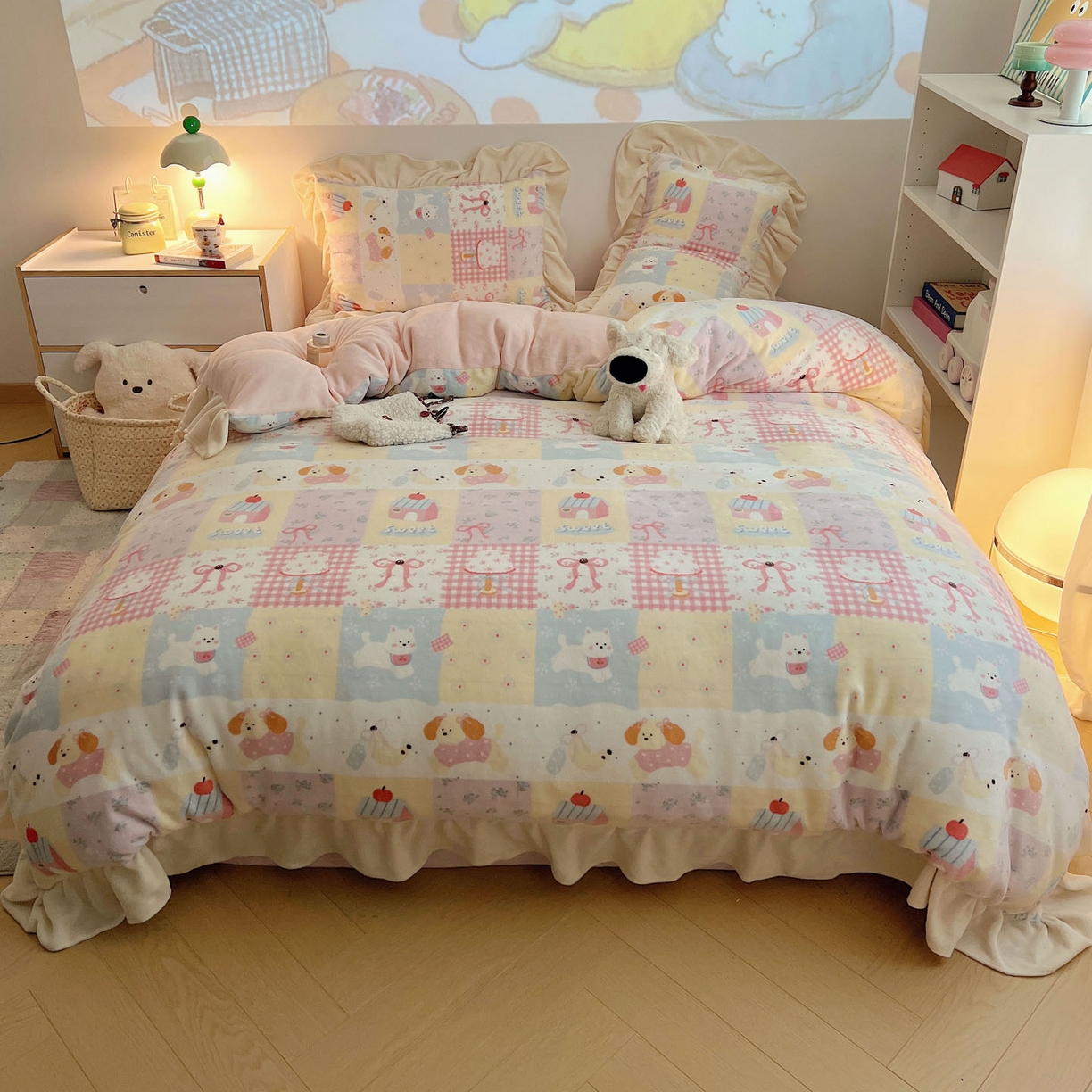 91家纺网 家纺一手货源 找家纺 桃喜 2025新款牛奶绒卡通花边款四件套 房子小狗花边款