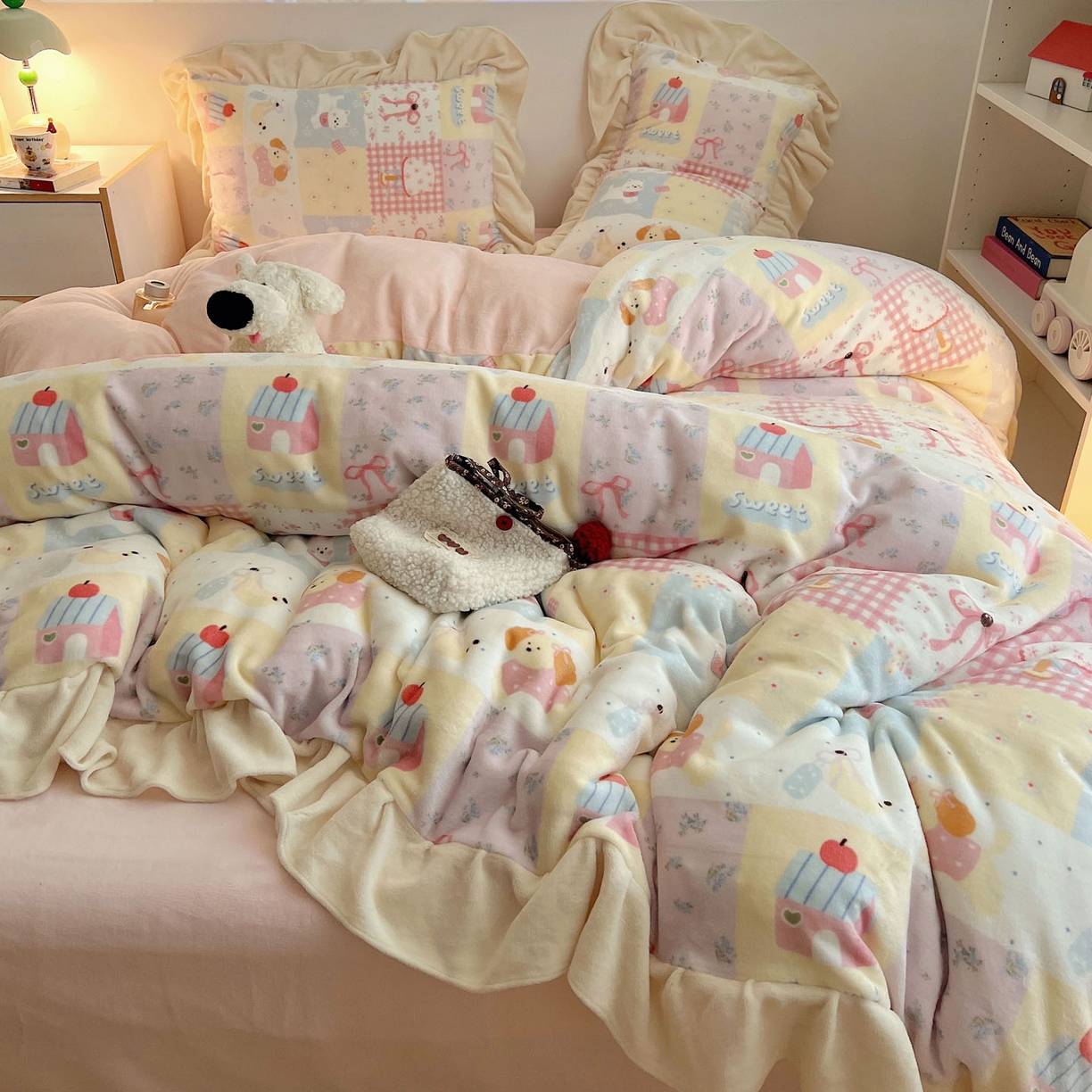 91家纺网 家纺一手货源 找家纺 桃喜 2025新款牛奶绒卡通花边款四件套 房子小狗花边款