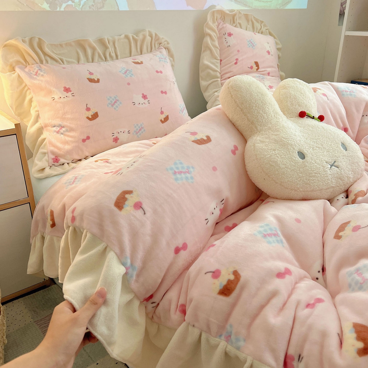 91家纺网 家纺一手货源 找家纺 桃喜 2025新款牛奶绒卡通花边款四件套 蛋糕幸运猫花边款