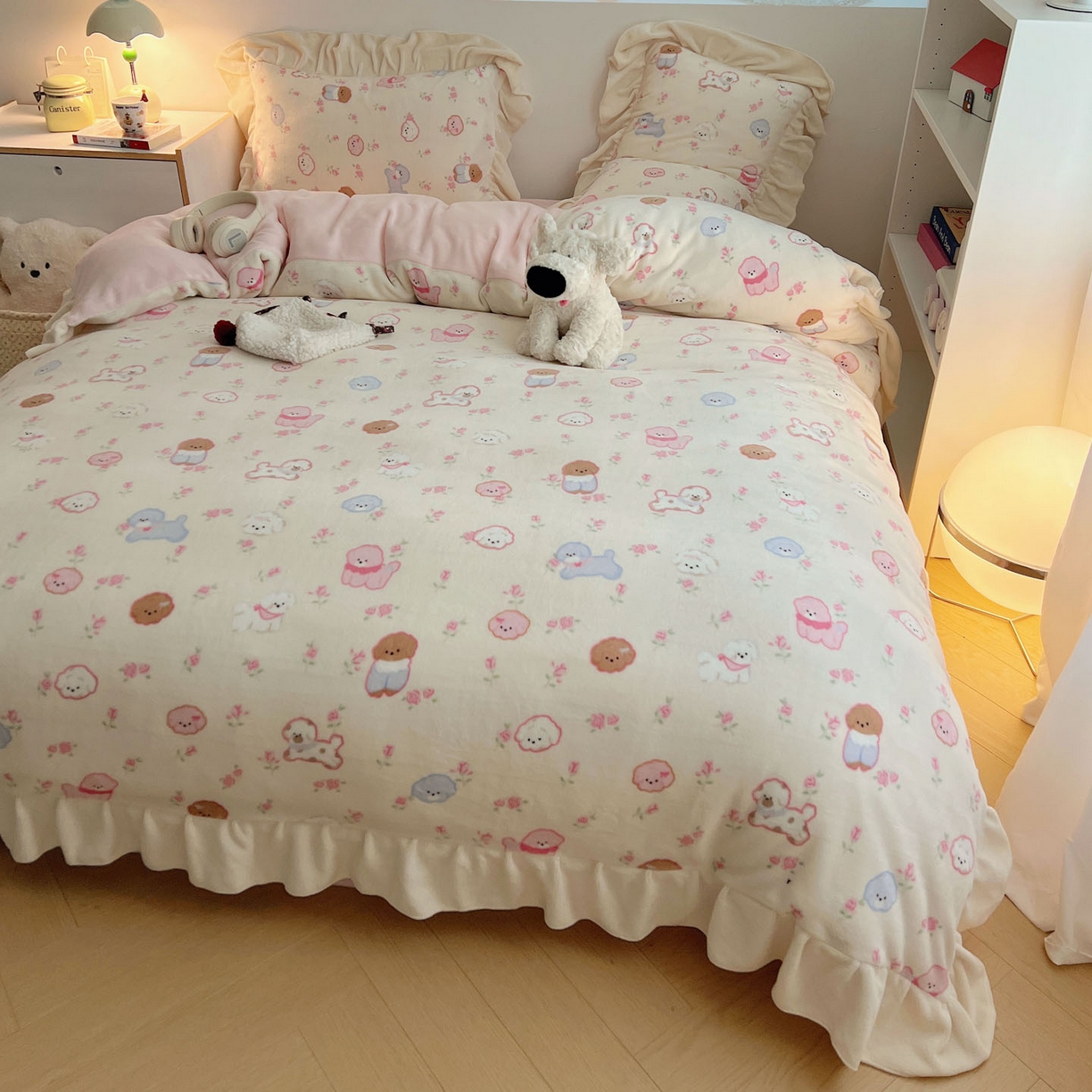 91家纺网 家纺一手货源 找家纺 桃喜 2025新款牛奶绒卡通花边款四件套 狗狗聚会花边款