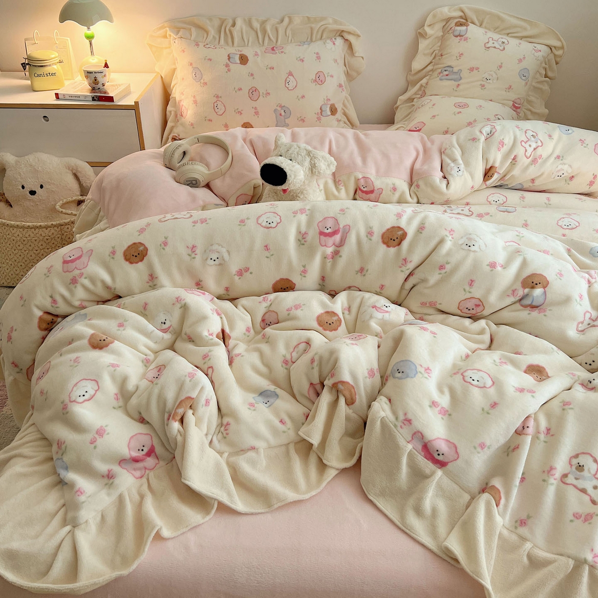 91家纺网 家纺一手货源 找家纺 桃喜 2025新款牛奶绒卡通花边款四件套 狗狗聚会花边款