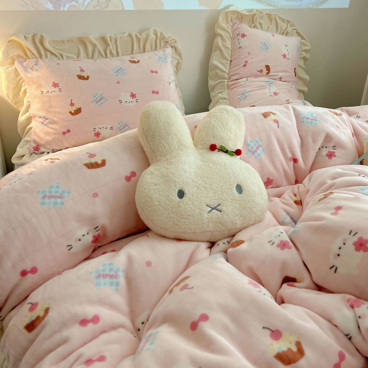 91家纺网 家纺一手货源 找家纺 桃喜 2025新款牛奶绒卡通花边款四件套 蛋糕幸运猫花边款